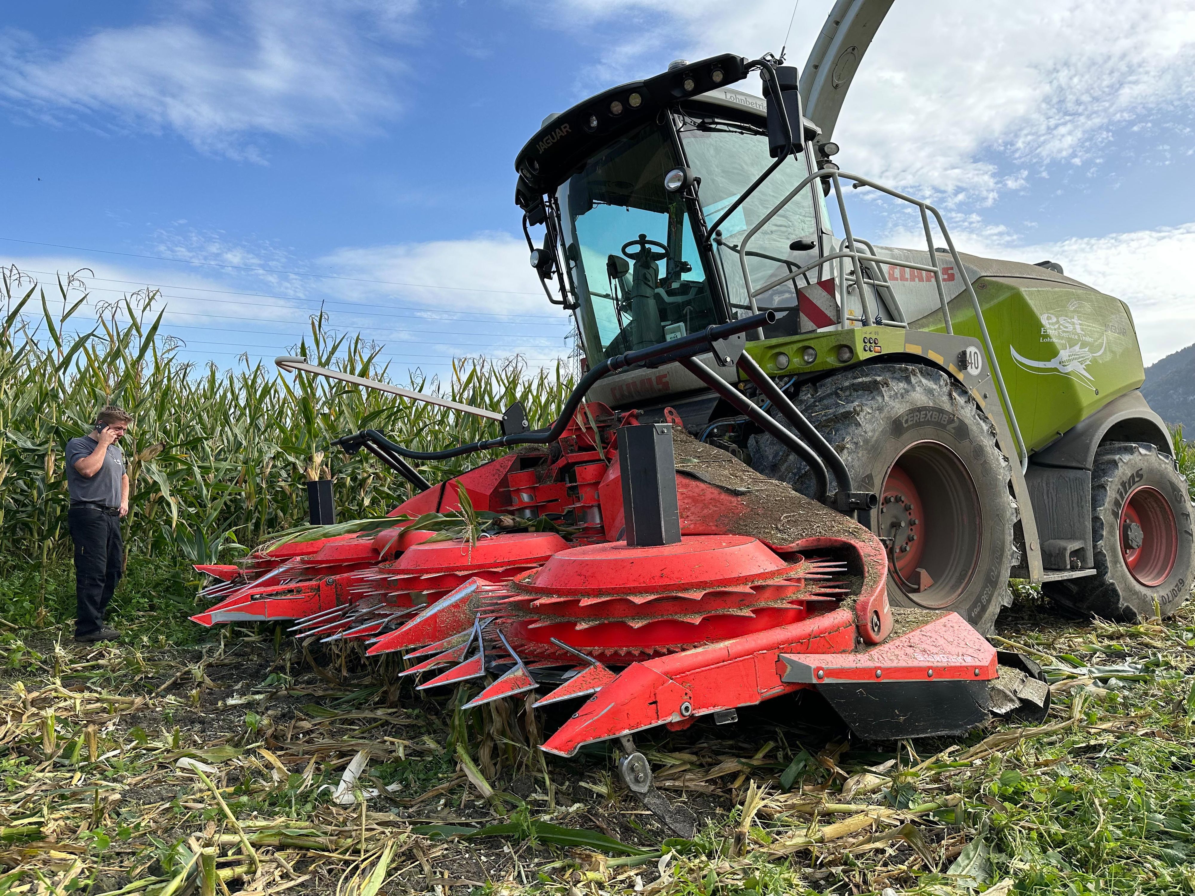 Der Tiroler Landwirt Martin Thaler lobt nach einem brutalen Sabotage-Akt ein 10.000-Euro-Kopfgeld aus. Unbekannte hatten eine Stahlplatte an eine Maispflanze geklebt und so am 8. Oktober 2023 seinen Häcksler schwer beschädigt.