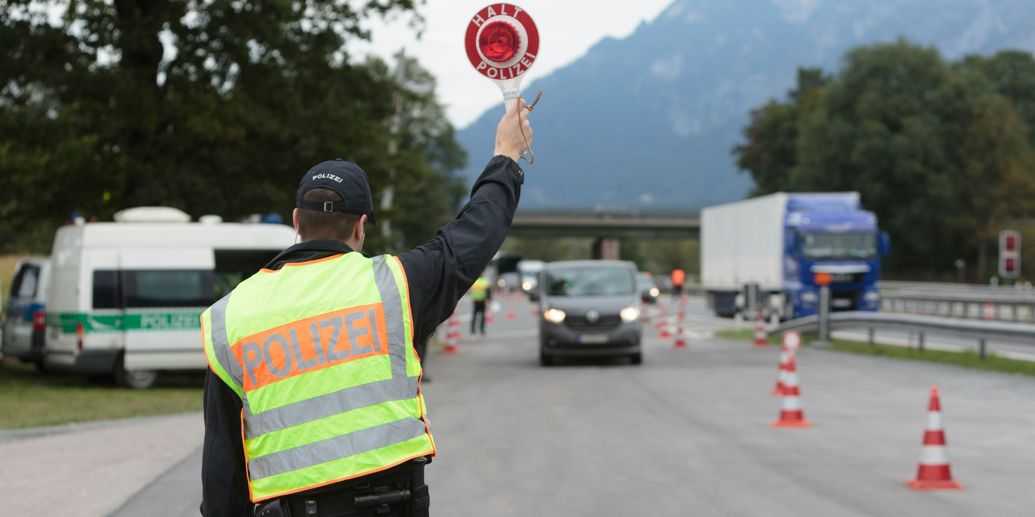 Download von www.picturedesk.com am 09.10.2023 (15:12).  15.09.2015, Grenzübergang, Walserberg, GER, Flüchtlingskrise, Grenzkontrollen, im Bild deutsche Polizisten kontrollieren ankommende Fahrzeuge aus Österreich. Deutschland hat wegen der Flüchtlingskrise wieder Grenkontrollen eingeführt // German policemen check vehicles. Germany re-imposed border controls after thousands of refugees arriving every day, Austrian - German Border, Walserberg, Germany on 2015/09/15. EXPA Pictures © 2015, PhotoCredit: EXPA/ JFK - 20150915_PD7330 - Rechteinfo: Rights Managed (RM)