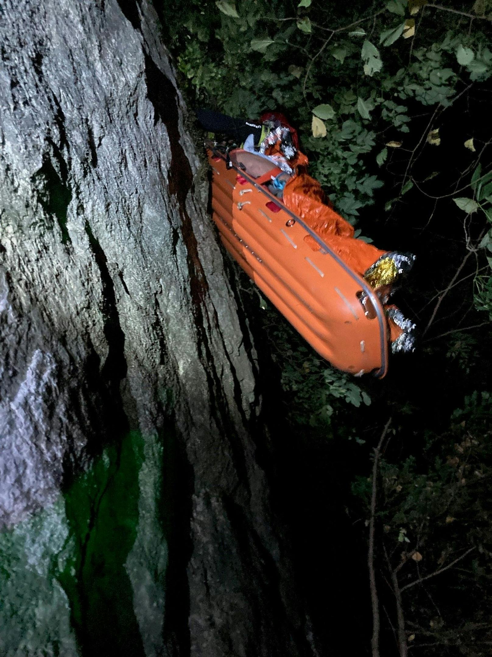 Vier Tschechen wanderten am Sonntagabend durch die Örflaschlucht in Götzis zum dortigen Klettersteig. Diesen bestiegen sie mit unzureichender Ausrüstung bis fast zum Ausstieg.