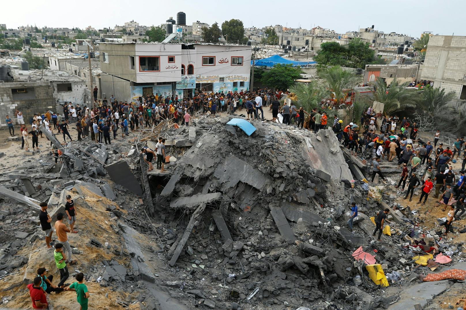 Anwohner des Gaza-Streifens in den Trümmern.