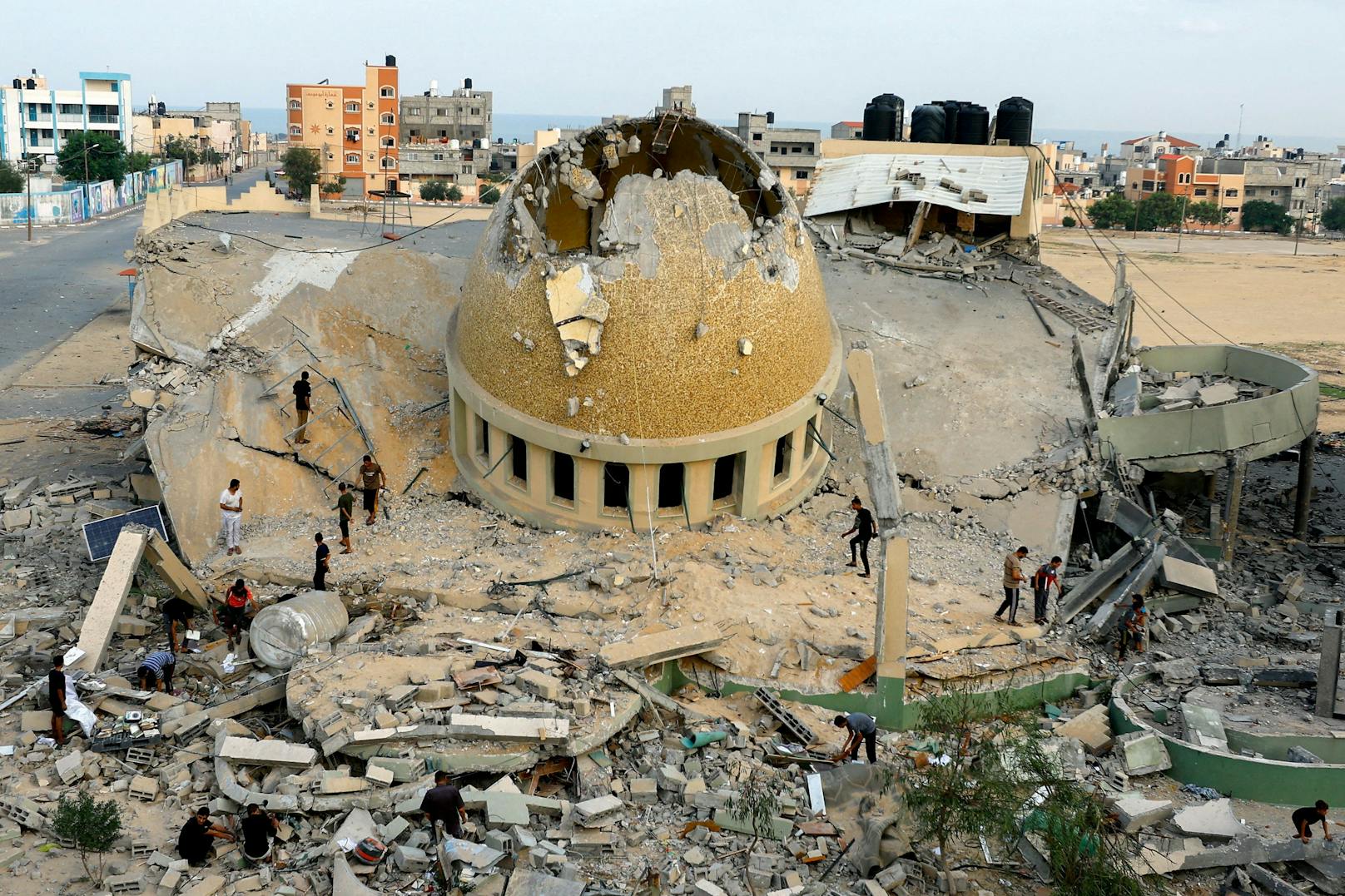 Palästinenser inspizieren eine bei israelischen Angriffen zerstörte Moschee in Khan Younis im südlichen Gazastreifen.