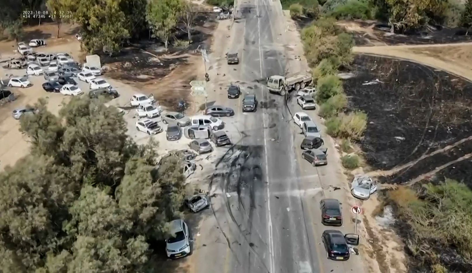 Viele Menschen versuchten dem Massaker zu entkommen, doch kaum ein Auto blieb von den Schüssen der Hamas verschont.