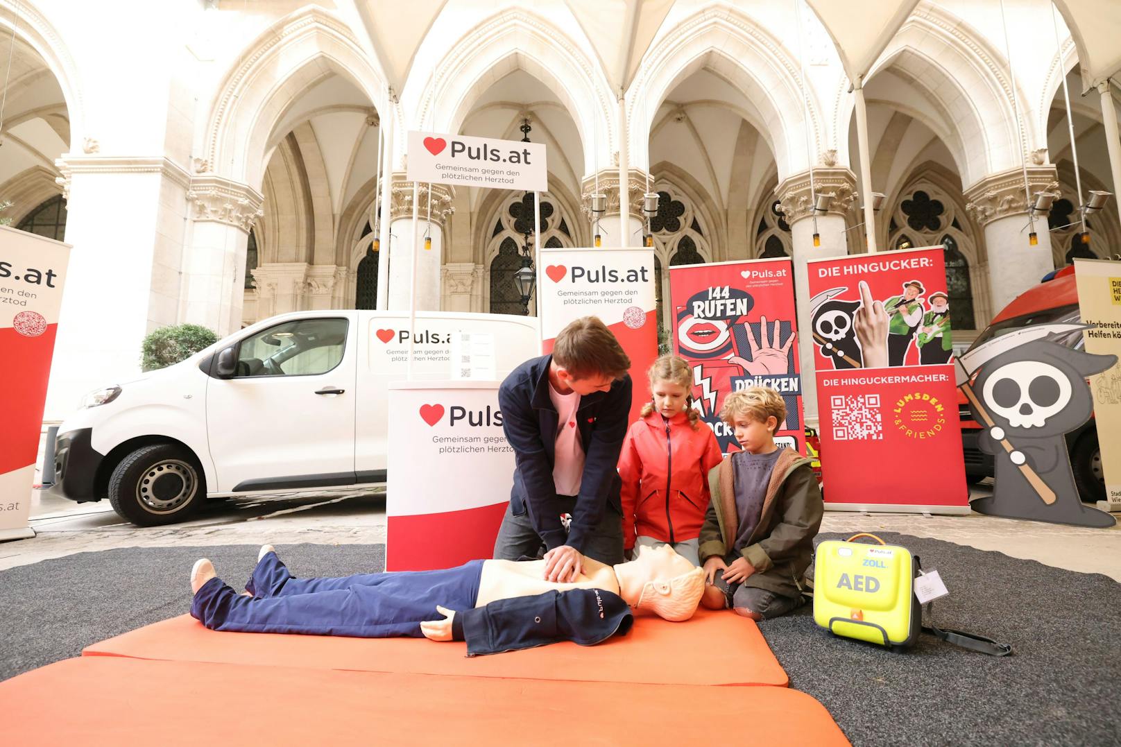 Auch der Verein Puls war vor Ort, zeigte den Kindern die richtige Herzdruckmassage.&nbsp;