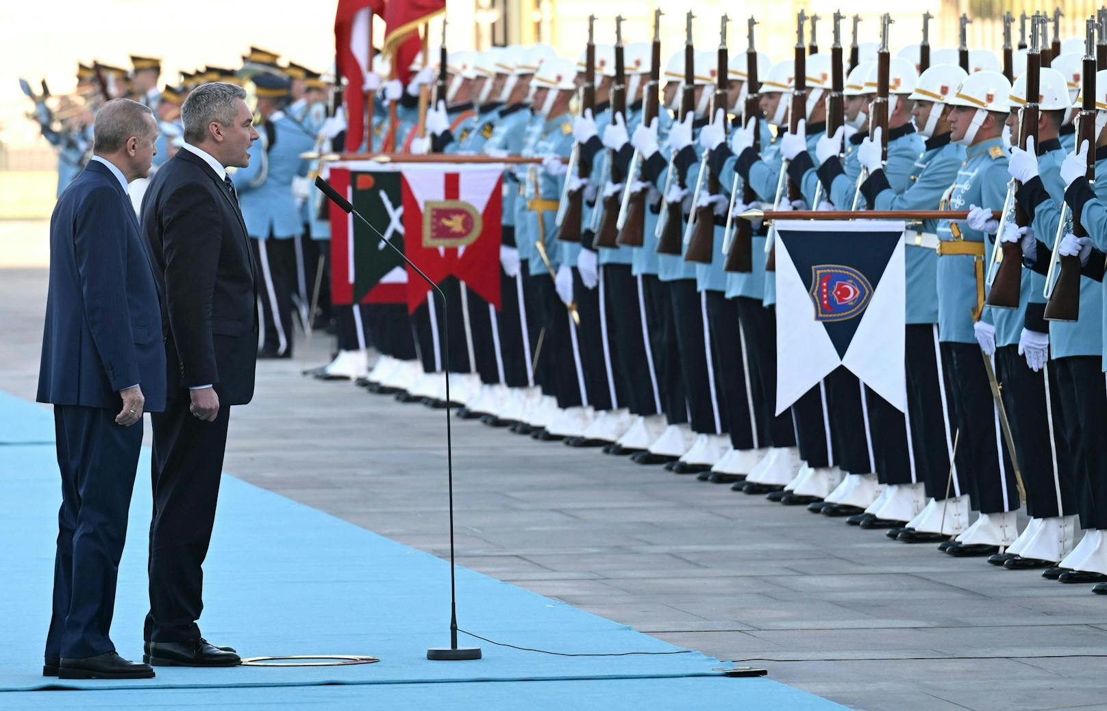 Karl Nehammer durfte bei der Empfangszeremonie eine militärische Grußformel auf Türkisch rufen.
