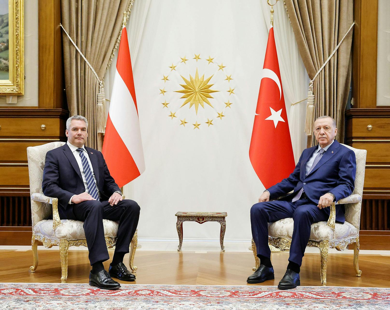 Bundeskanzler Nehammer beim eineinhalbstündigen Arbeitsgespräch mit dem türkischen Präsidenten Recep Tayyip Erdogan am 10. Oktober 2023.