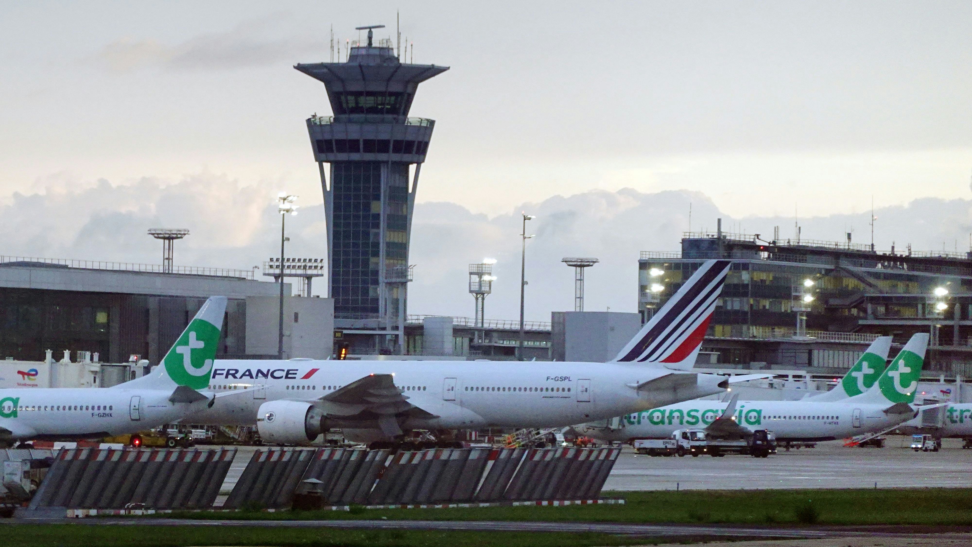 Download von www.picturedesk.com am 10.10.2023 (15:31).  02.10.2021, Paris, Frankreich, Flugzeuge der Air France und Transavia vor dem Terminal des Flughafen Orly. 00S211002D504CARO.JPG [MODEL RELEASE: NO, PROPERTY RELEASE: NO (c) caro images / Frank Sorge - 20211002_PD19812 - Rechteinfo: Rights Managed (RM)