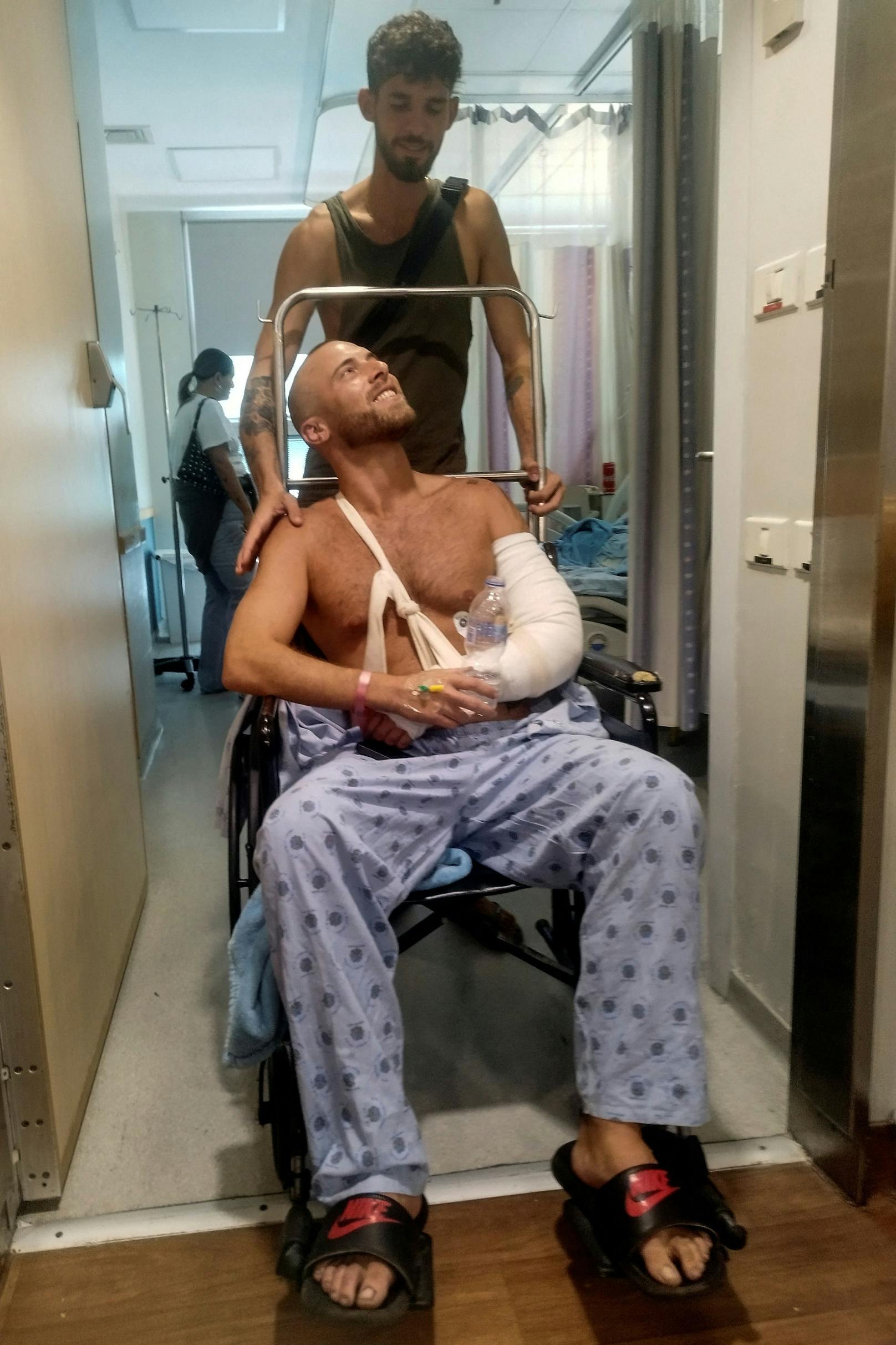 Sahar Ben Sela hatte Glück, entkam lebend dem Hamas-Horror. Dieses Bild zeigt ihn in einem Rollstuhl in einem Spital in Tel Aviv am 9. Oktober 2023.&nbsp;