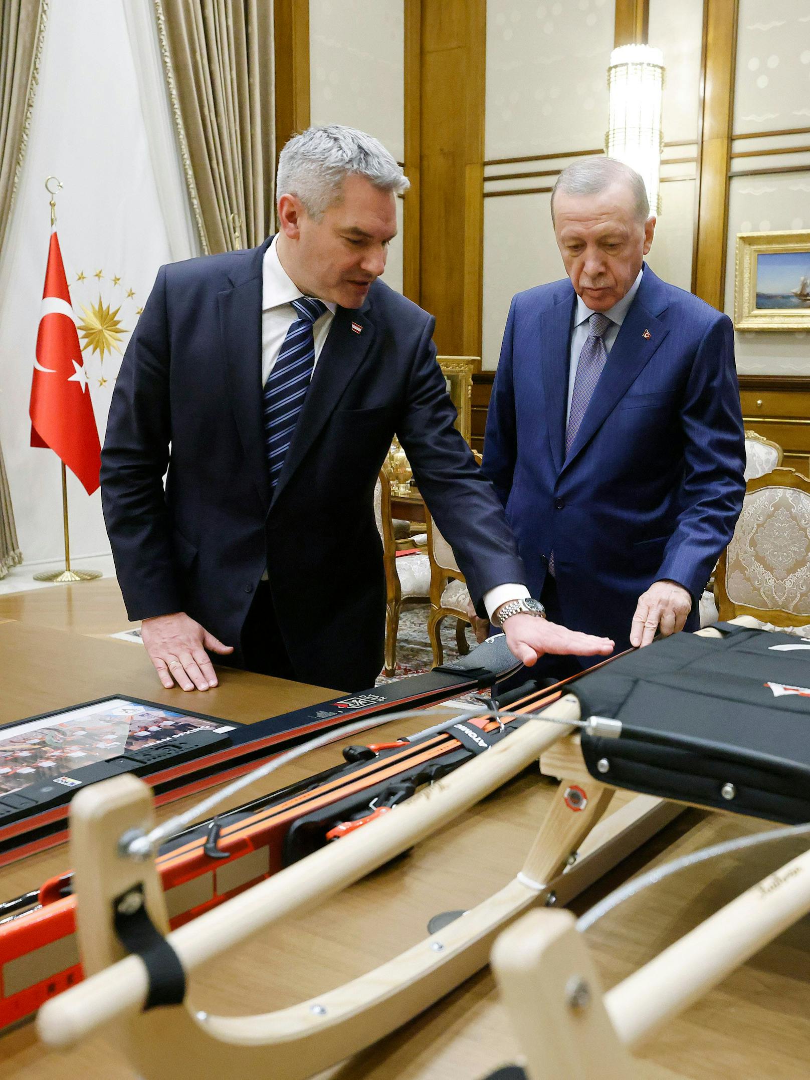 Nehammer zeigte Erdogan die mitgebrachten Gastgeschenke. Der türkische Präsident entschied sich für den Rennschlitten.