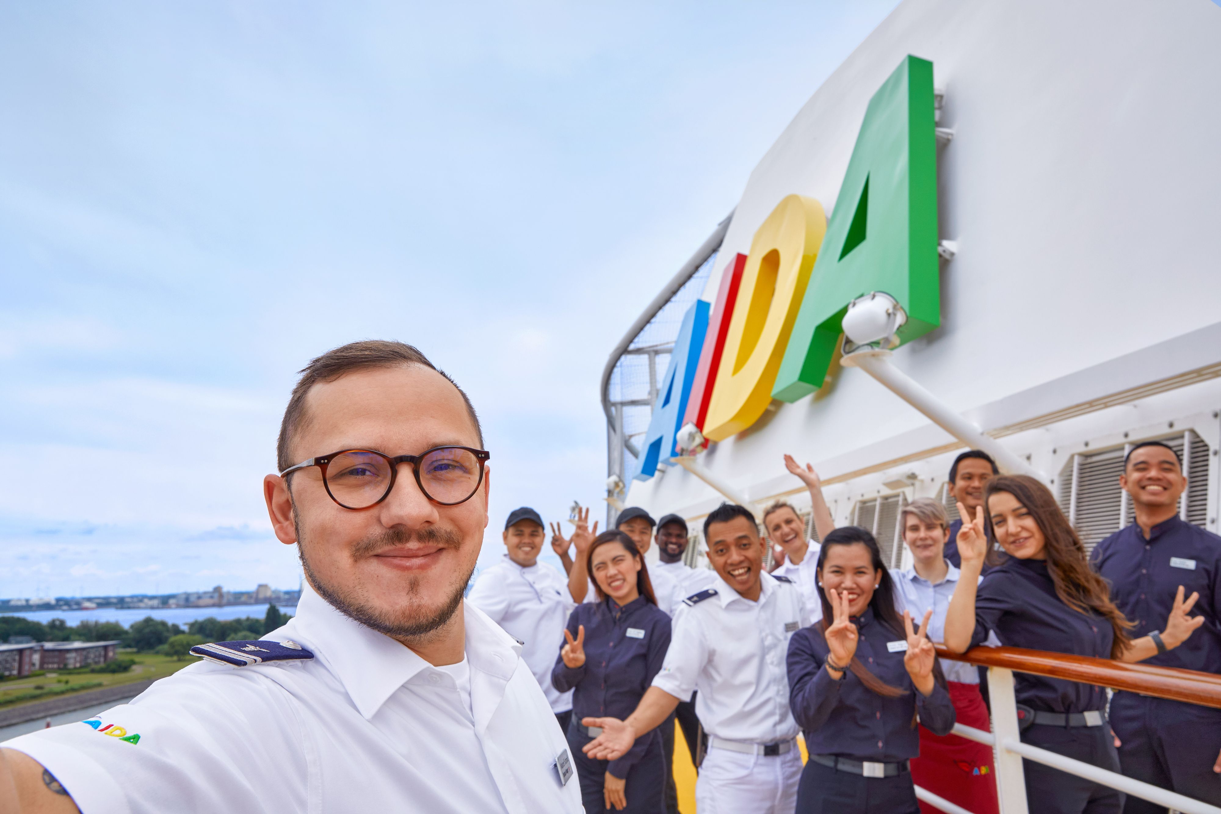Download von www.picturedesk.com am 10.10.2023 (12:07).  AIDA Crew / AIDA Cruises startet Joboffensive und bietet 5.000 Karrieremöglichkeiten an Bord und an Land / Weiterer Text über ots und www.presseportal.de/nr/55827 / Die Verwendung dieses Bildes ist für redaktionelle Zwecke unter Beachtung ggf. genannter Nutzungsbedingungen honorarfrei. Veröffentlichung bitte mit Bildrechte-Hinweis. *** Die Nutzung des Bildes für redaktionelle Zwecke ist kostenlos. Weitergehende Nutzung bedarf der Zustimmung des Aussenders. *** - 20210716_PD1170 - Rechteinfo: OTS-Bild (OTS) Redaktionelle Nutzung im thematischen Zusammenhang mit der Aussendung kostenfrei gestattet.