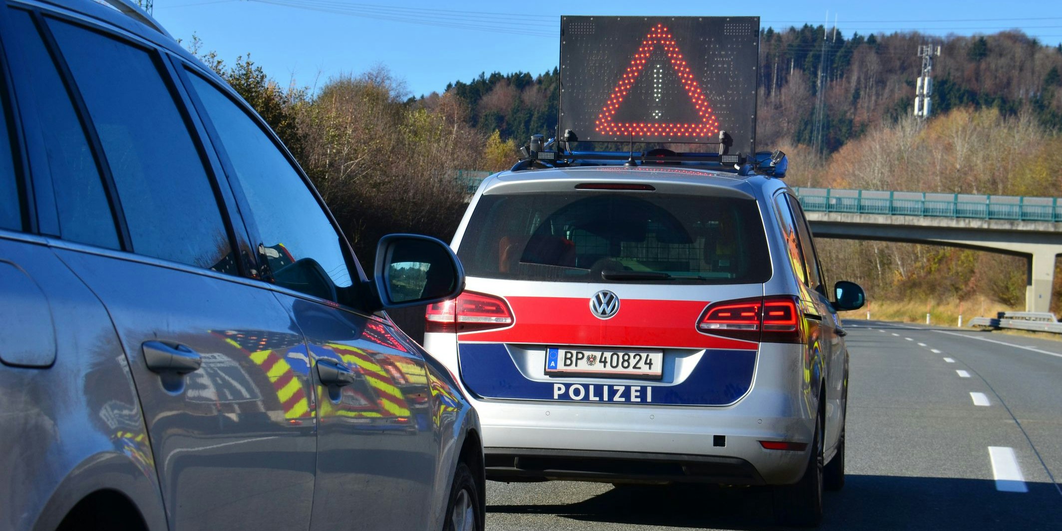 Bei seiner Flucht rammte der junge Lenker ein Polizeiauto. (Symbolbild)