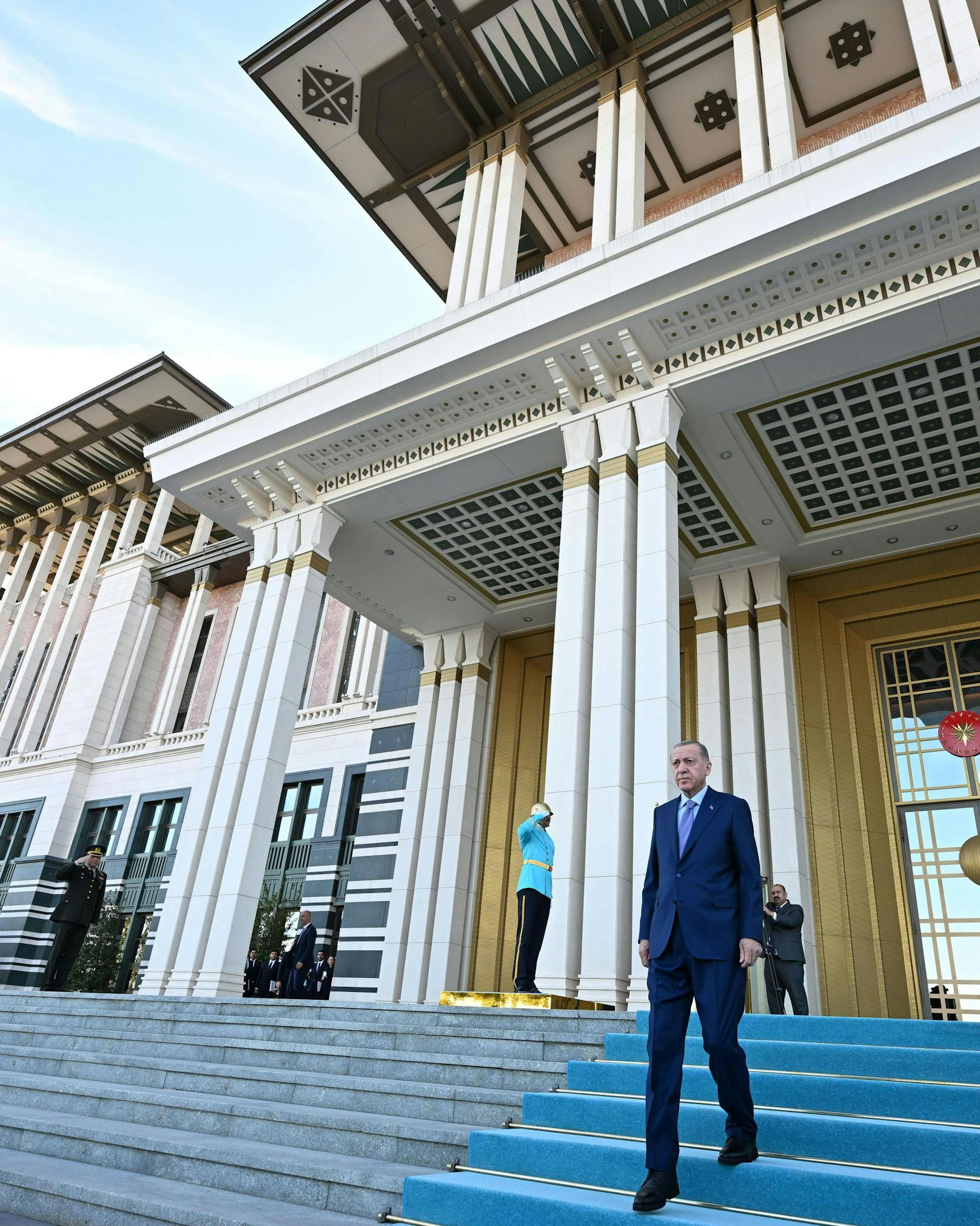 Der türkische Präsident Recep Tayyip Erdogan rollte vor seinem Palast für Bundeskanzler Karl Nehammer den türkisen Teppich aus.&nbsp;