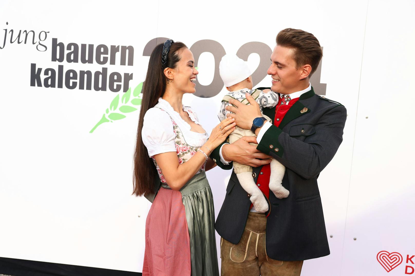 Philipp Knefz mit seiner Partnerin Virginia Rox und dem gemeinsamen Sohn