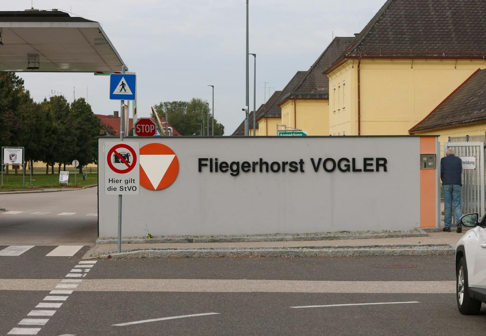 Vom Fliegerhorst Vogler in Hörsching (Bez. Linz-Land) hebt Mittwoch Früh die Maschine ab.