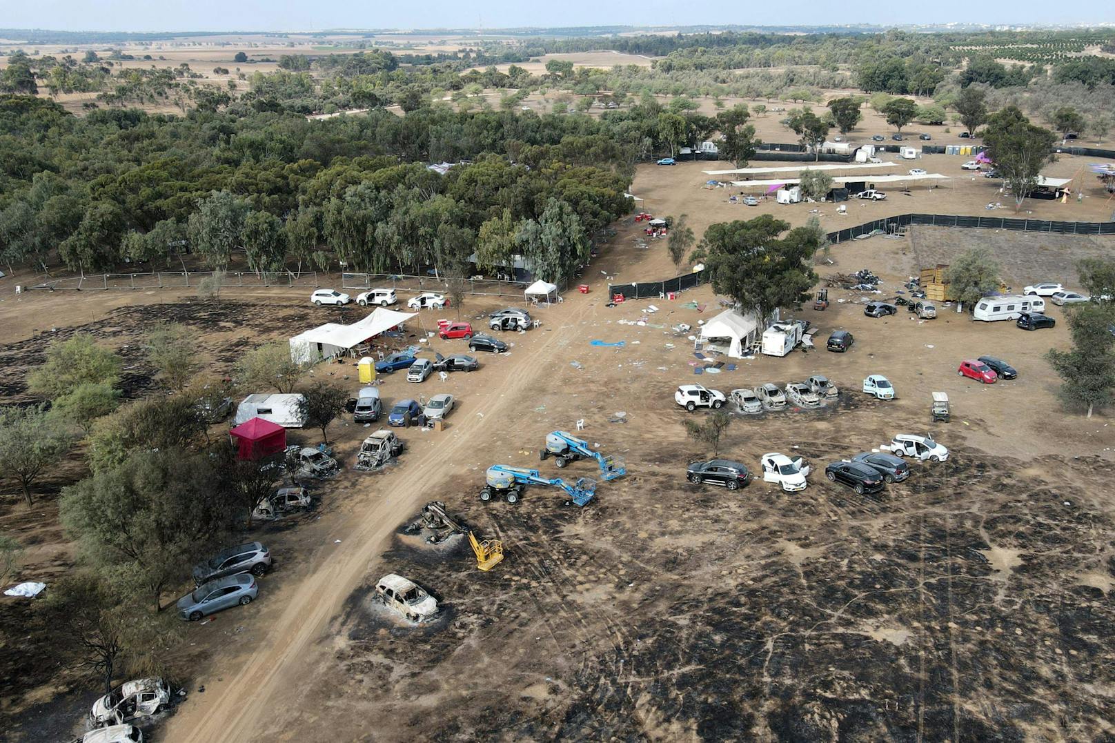 Drohnenbilder zeigen die Verwüstung des Geländes in den Tagen nach dem Massaker.
