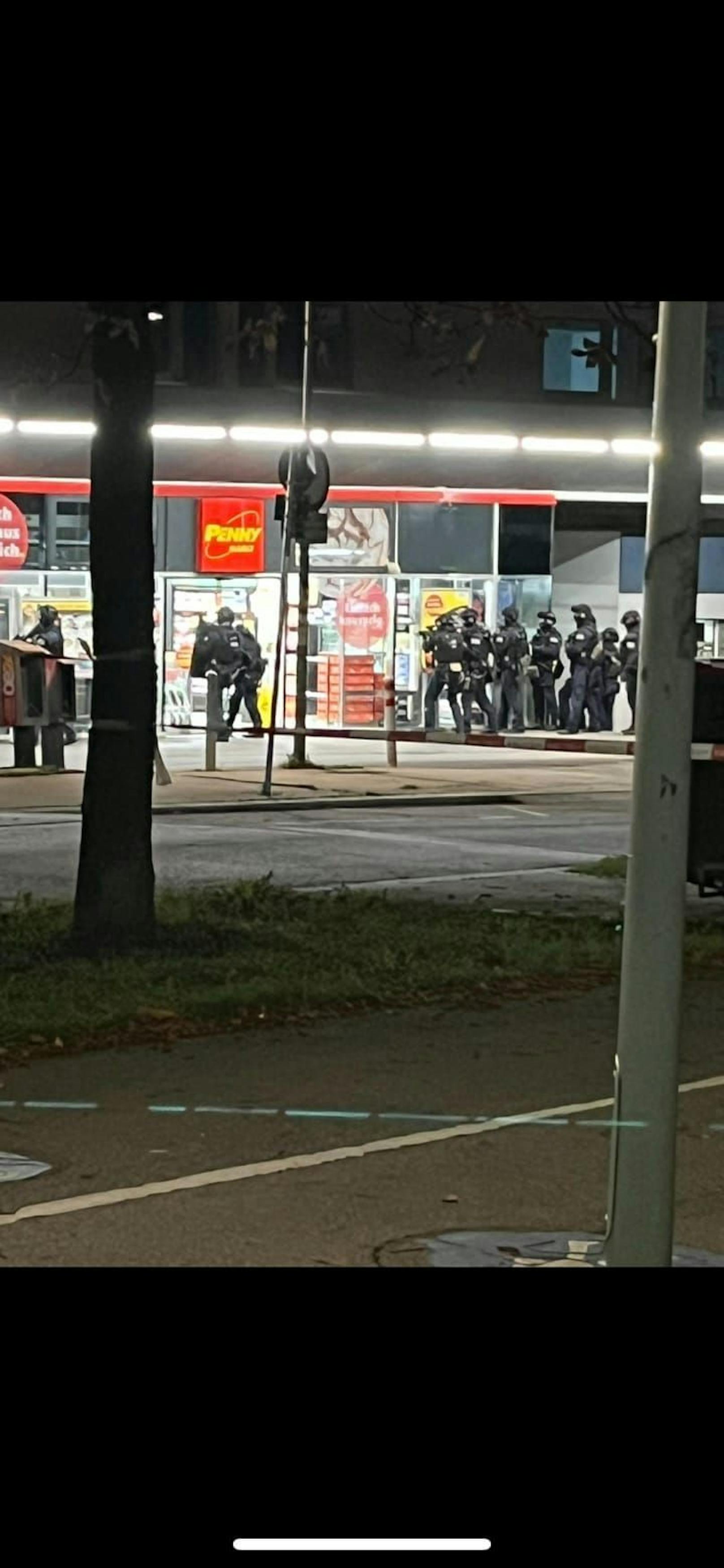 Raub in Wien! Schwer bewaffnete Polizisten im Einsatz