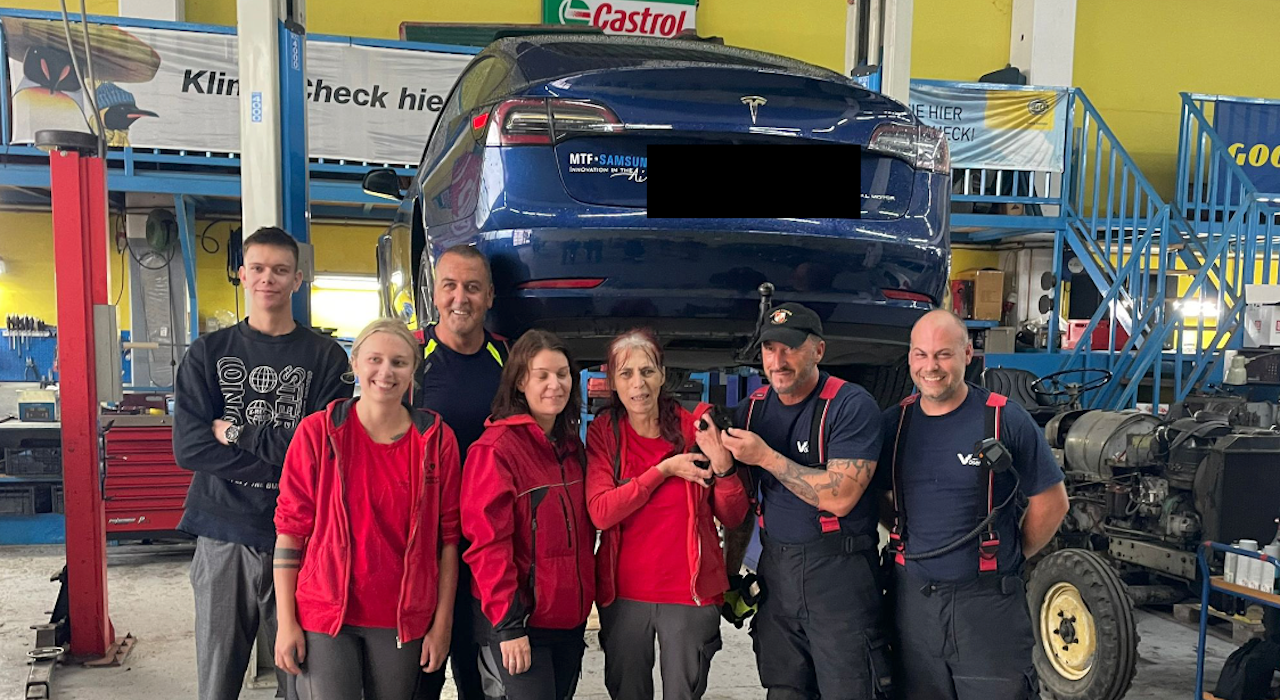 Heute.at - Miau! Babykatze weint in Tesla, Feuerwehr befreite sie