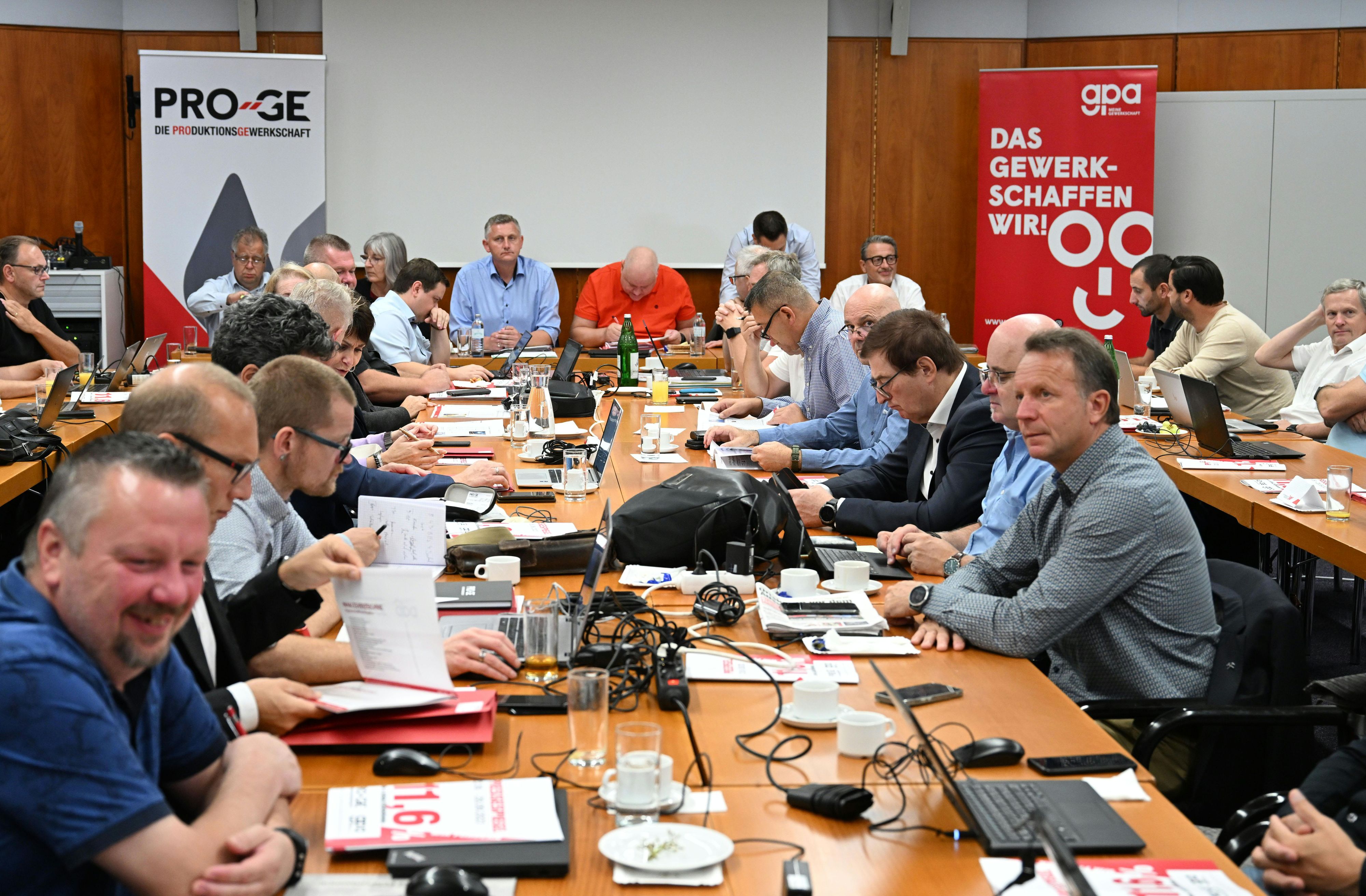 Die Chefverhandler auf Gewerkschaftsseite Reinhold Binder (PRO-GE) und Karl Dürtscher (GPA) am 2. Oktober 2023 anlässlich des Beginns der Verhandlungen in der Metalltechnischen Industrie in der WKÖ in Wien.