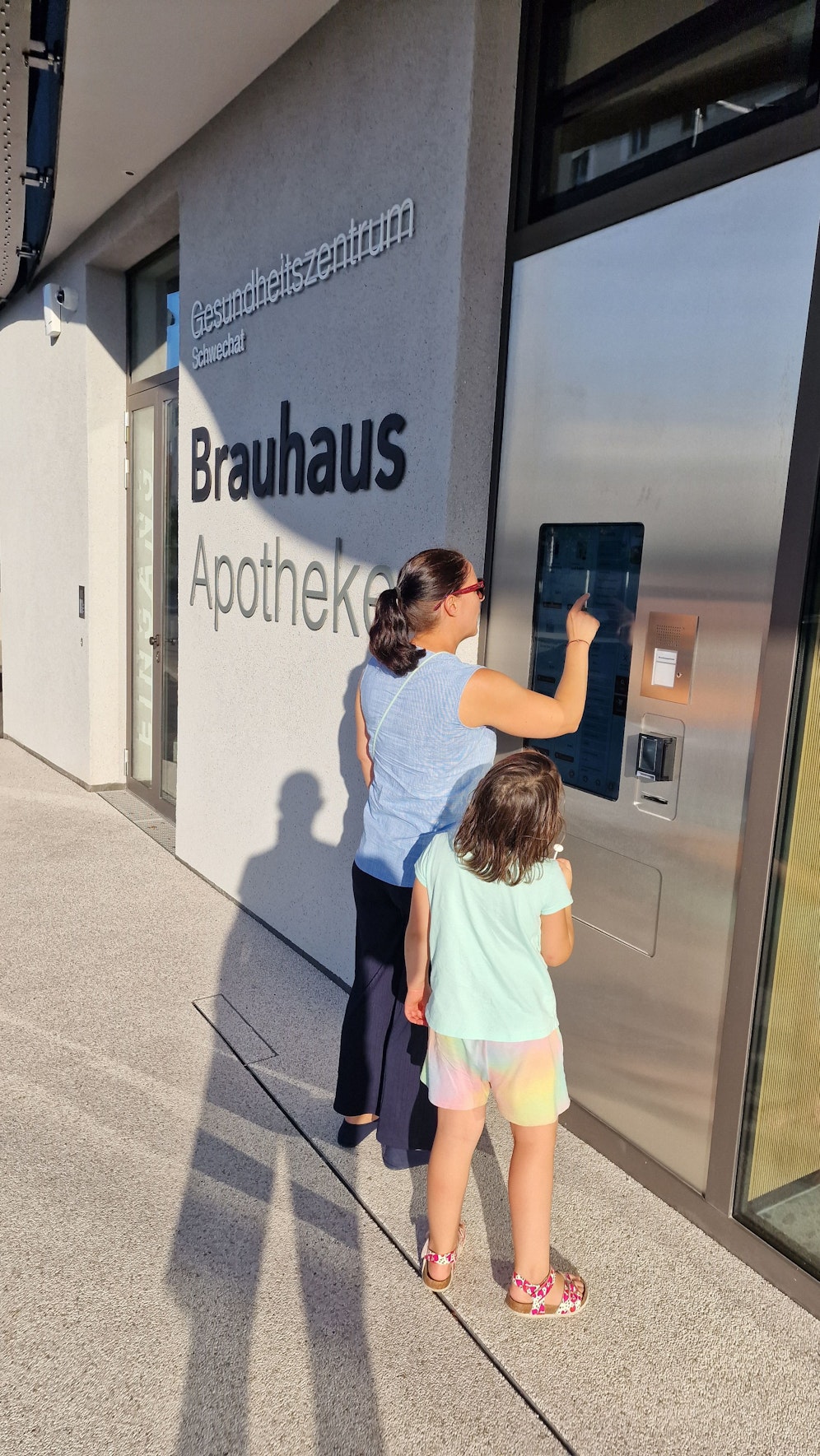 So einfach gibt es jetzt Medikamente rund um die Uhr in Schwecht: Mutter und Tochter zeigen es vor.