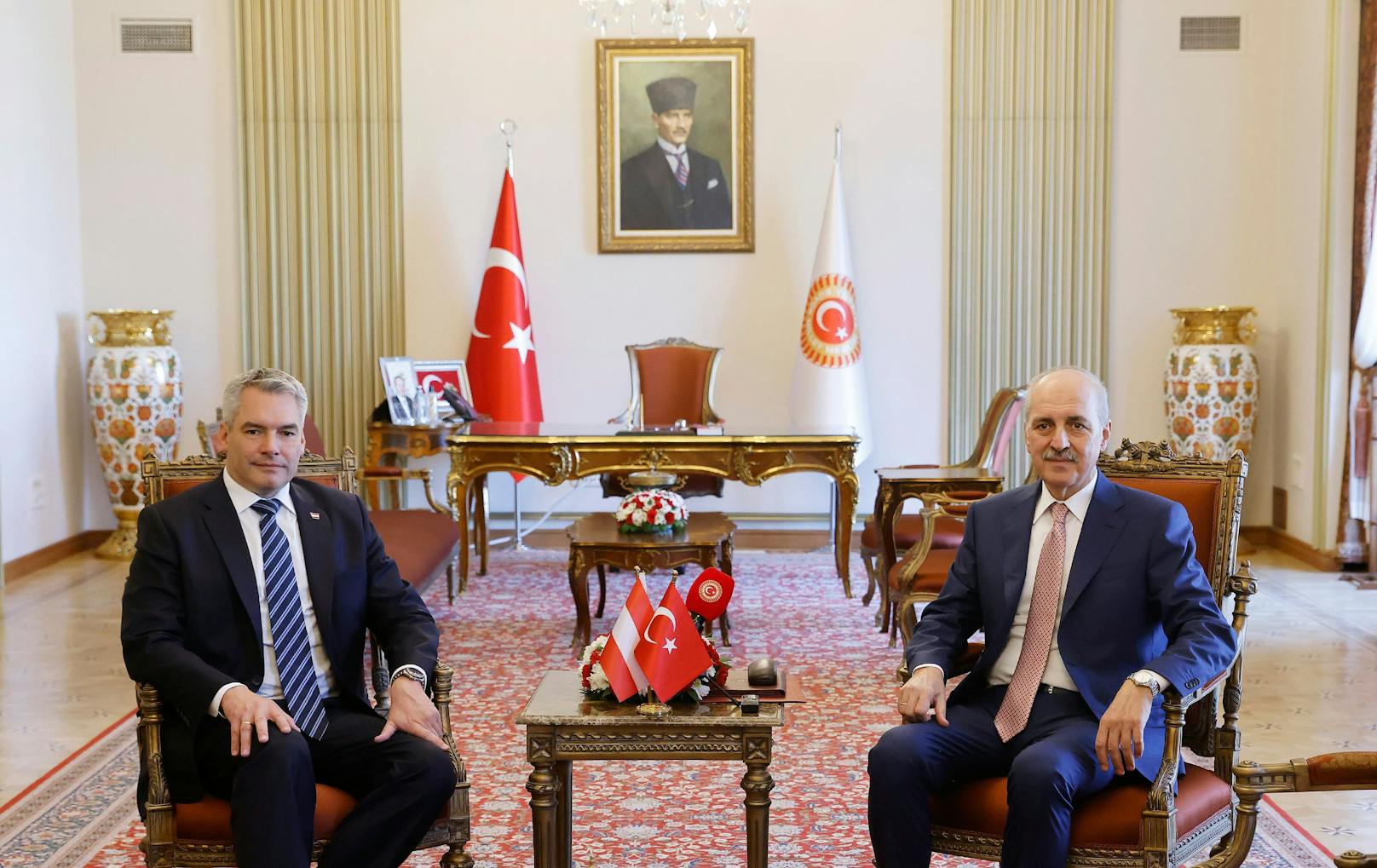 Nehammer traf auch noch den türkischen Parlamentspräsident Numan Kurtulmuş, der ihm Tee einschenkte.