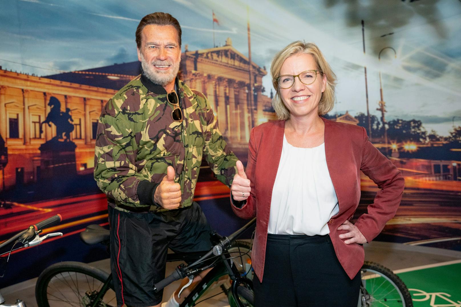 Arnold Schwarzenegger aus Wachs mit Umweltministerin Leonore Gewessler