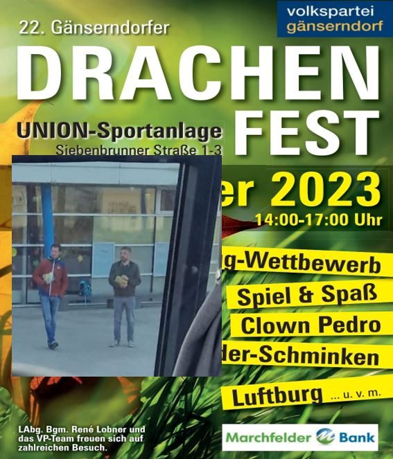 VP-Bürgermeister René Lobner und sein VP-Stadtrat Mathias Bratengeyer verteilten vor der VS Gänserndorf Flyer für das VP-Fest.