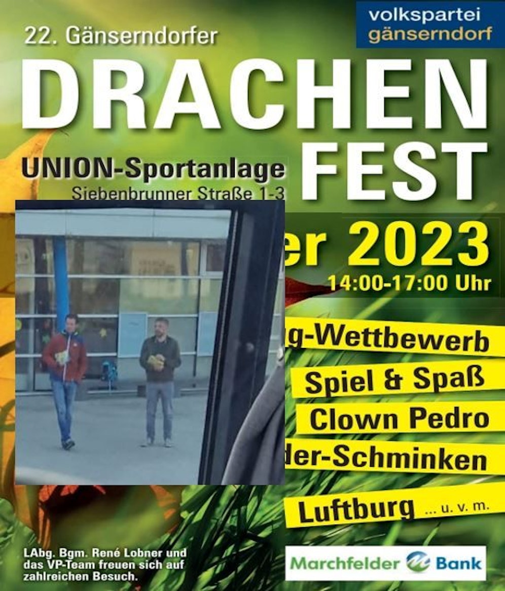 VP-Bürgermeister René Lobner und sein VP-Stadtrat Mathias Bratengeyer verteilten vor der VS Gänserndorf Flyer für das VP-Fest.