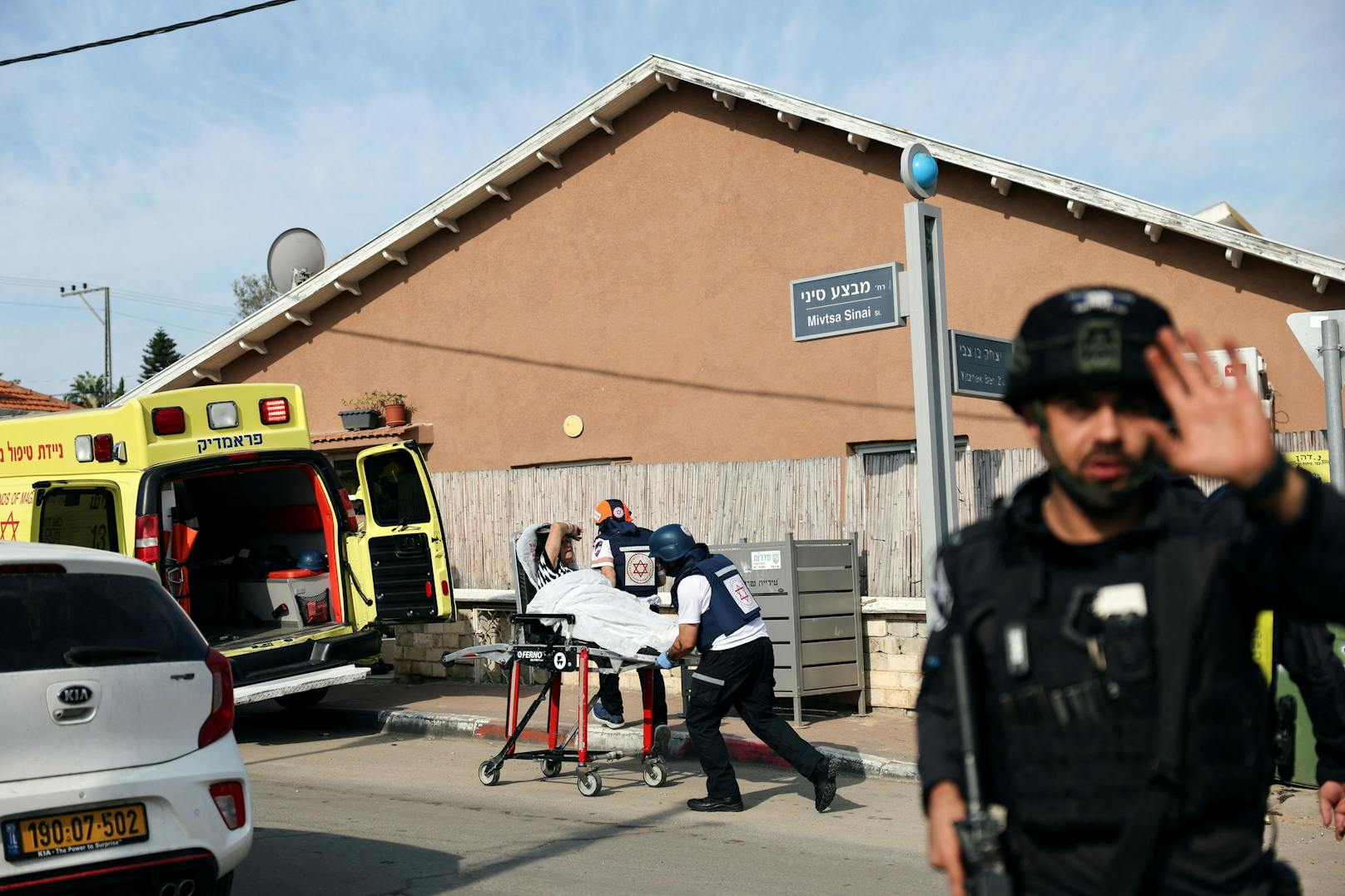 Eine israelische Frau wird nach einem Raketenangriff am 11. Oktober medizinisch versorgt. 