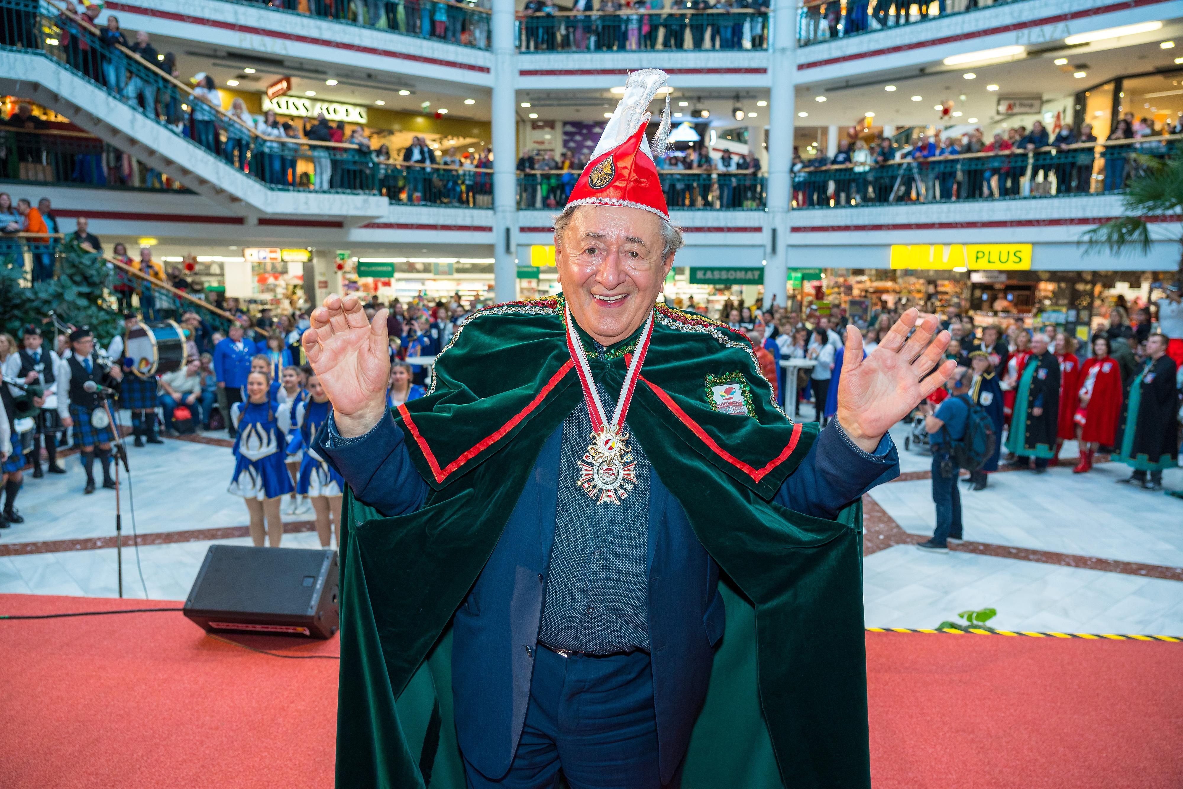 Richard Lugner in Faschinglaune - einmal in der Lugner City und nun feierte er beim 