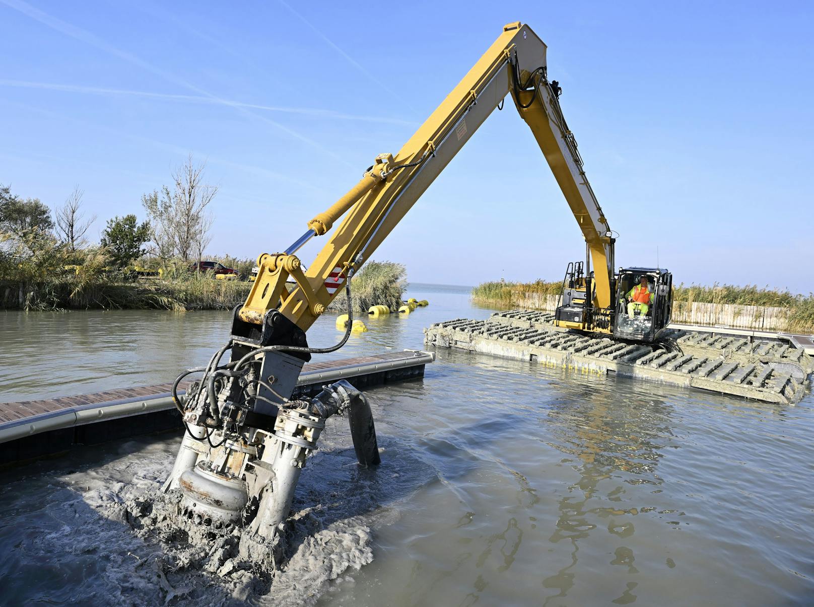Ein 25 Tonnen Amphibienbagger bei der Schlamm-Beseitigung in Podersdorf am Neusiedler See (Archivbild)