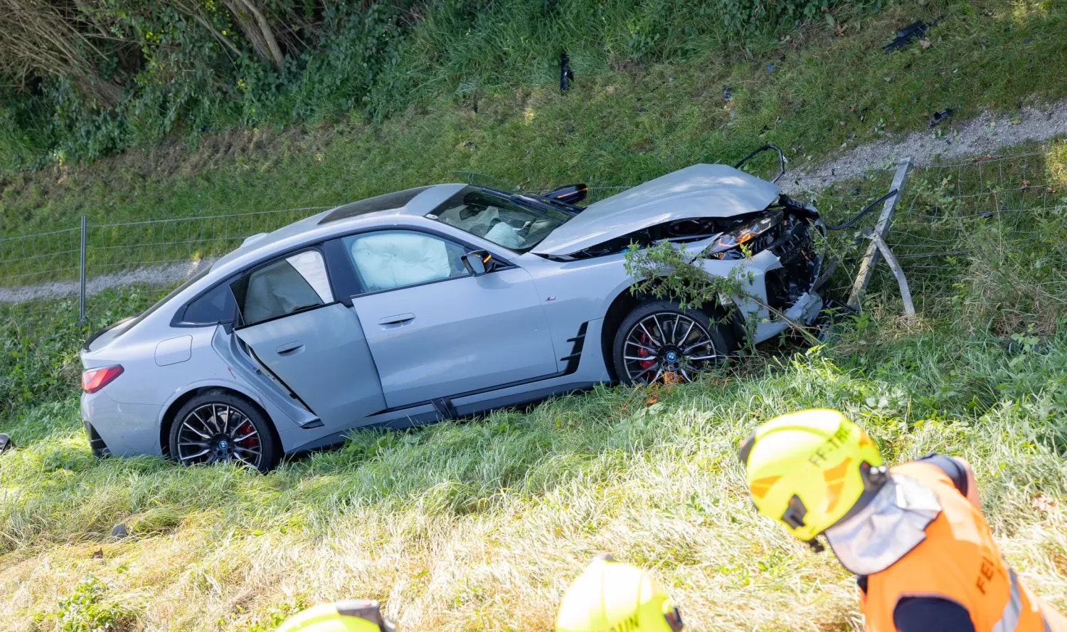 Nach der Frontalkollision in Traun (Bez. Linz-Land) landete eines der beiden Autos im Straßengraben.