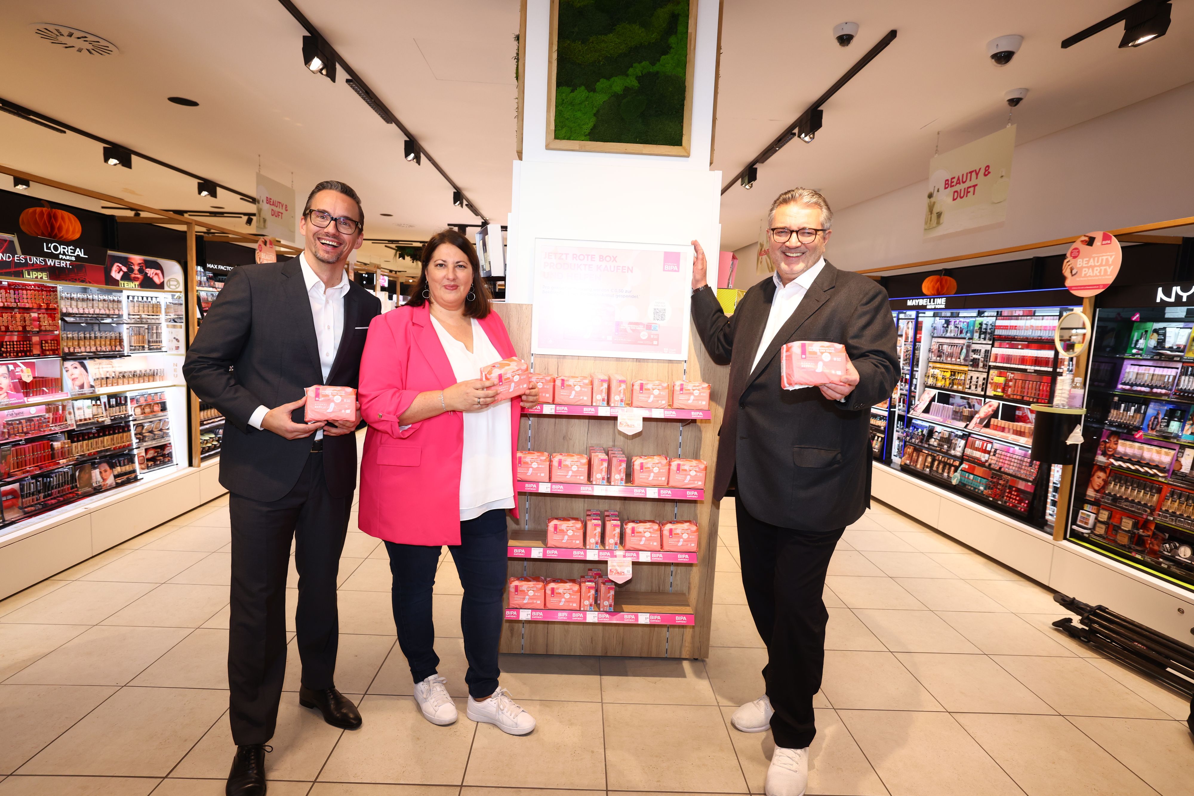 BIPA-Geschäftsführer Geschäftsführer Markus Geyer, Frauenstadträtin Kathrin Gáal und Gesundheitsstadtrat Peter Hacker ( beide SPÖ, v.li.) freuen sich über die Ausweitung der Roten Box.&nbsp;