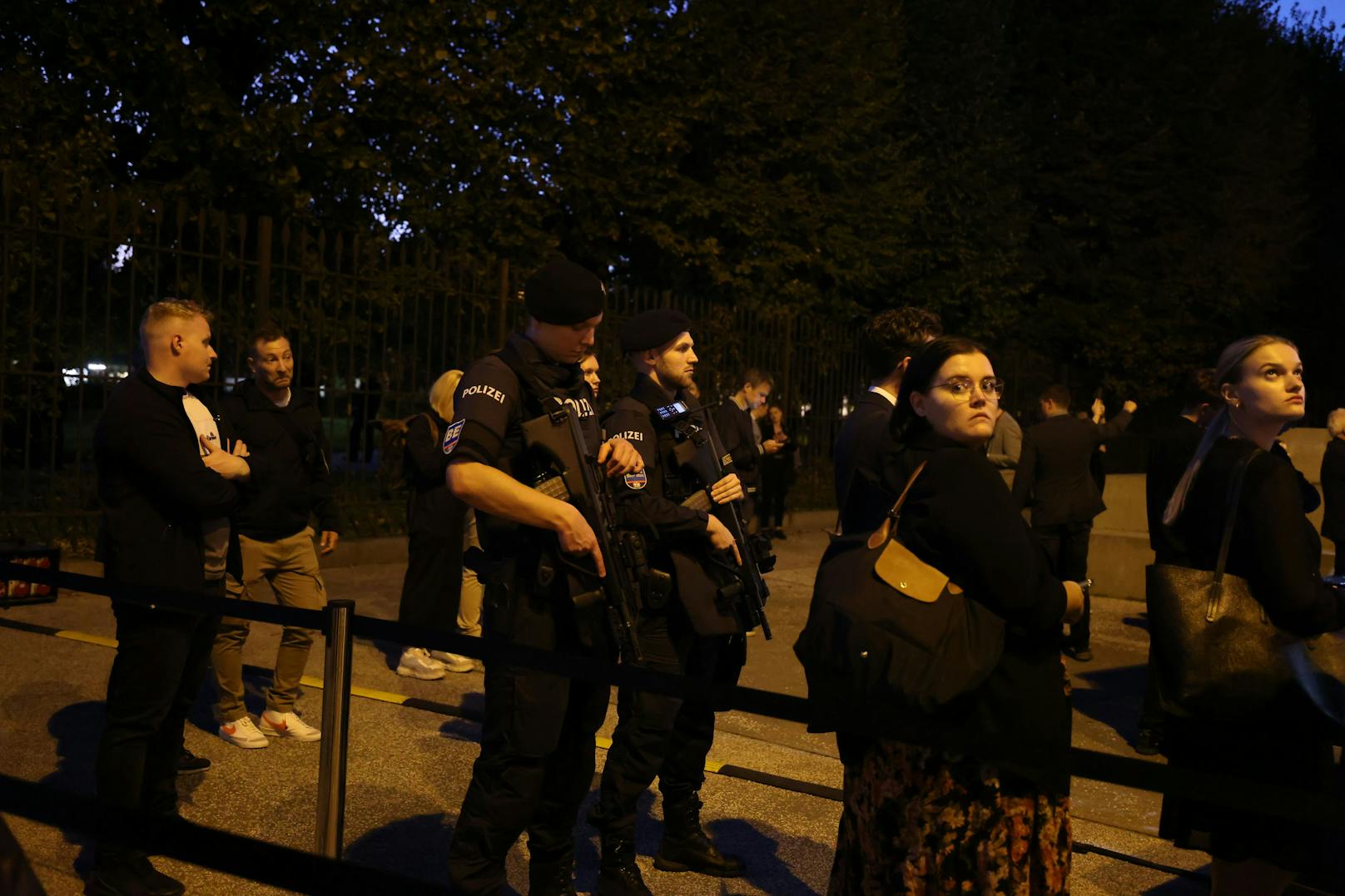 Schwer bewaffnete Polizisten sichern die Veranstaltung.