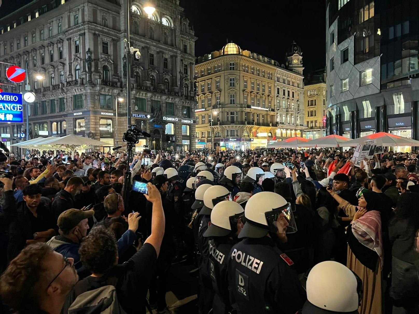 Die Polizei klärte die Anwesenden zuvor darüber auf, dass die Versammlung rechtswidrig ist.