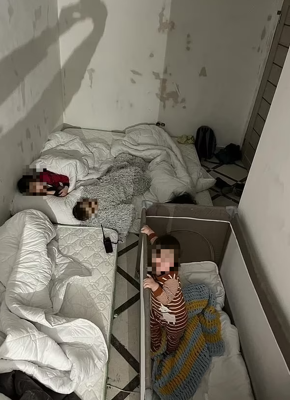 Dieses Bild wurde in der Ukraine in der Region Kiew in den ersten Tagen des russischen Einmarsches in die Ukraine aufgenommen.