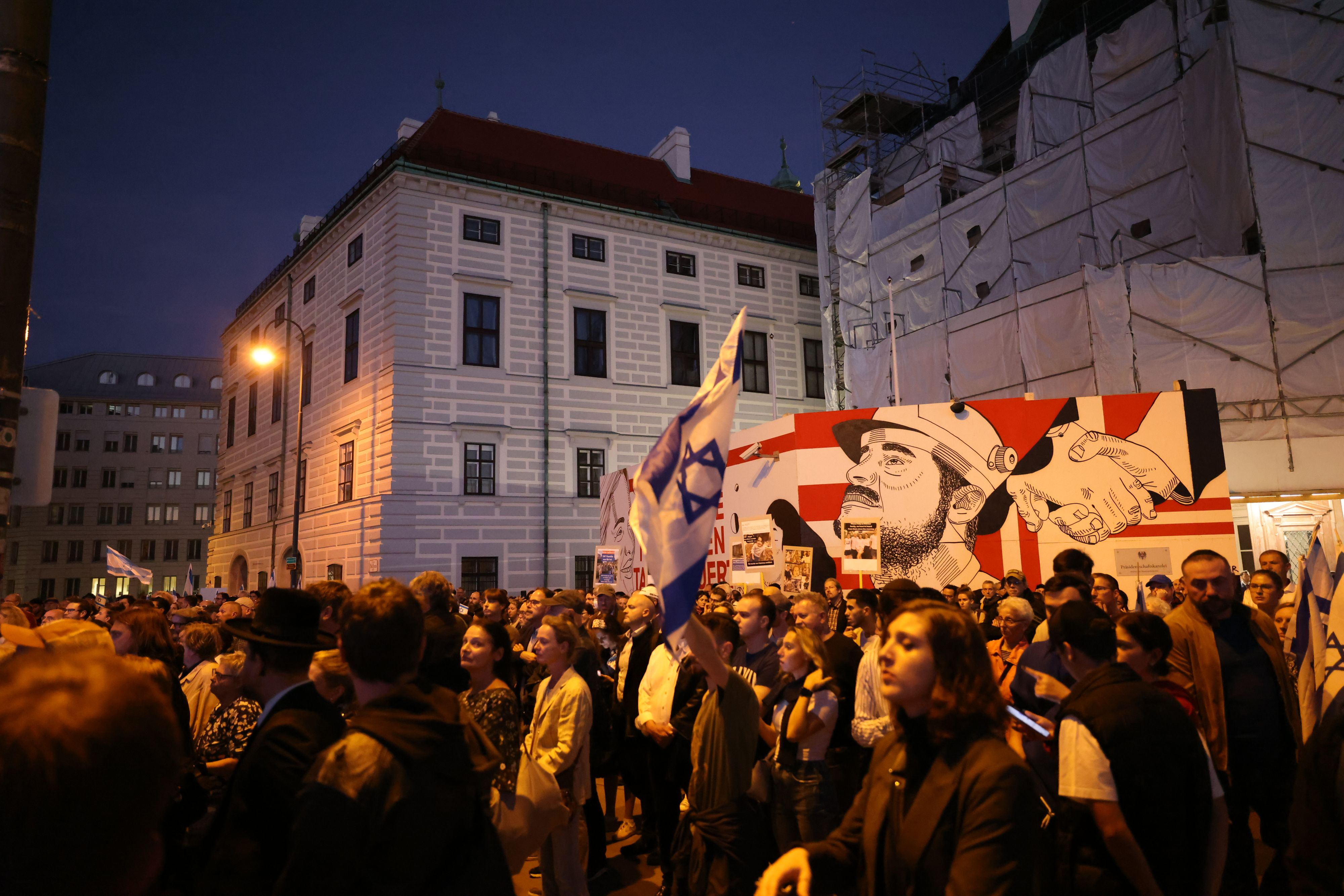 Zum Gedenken an die Opfer des Terroranschlages der Hamas auf Israel wird am Ballhausplatz eine Gedenkfeier veranstaltet