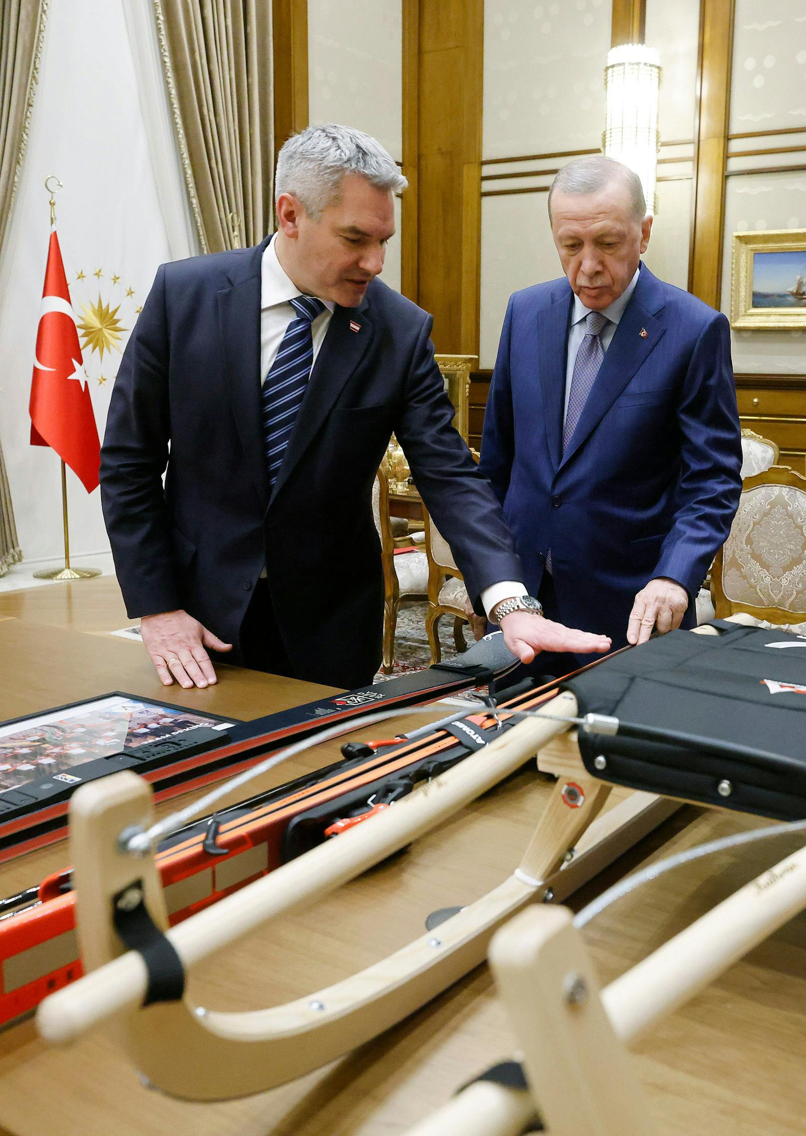 Nehammer zeigte Erdogan die mitgebrachten Gastgeschenke. Der türkische Präsident entschied sich für den Rennschlitten.
