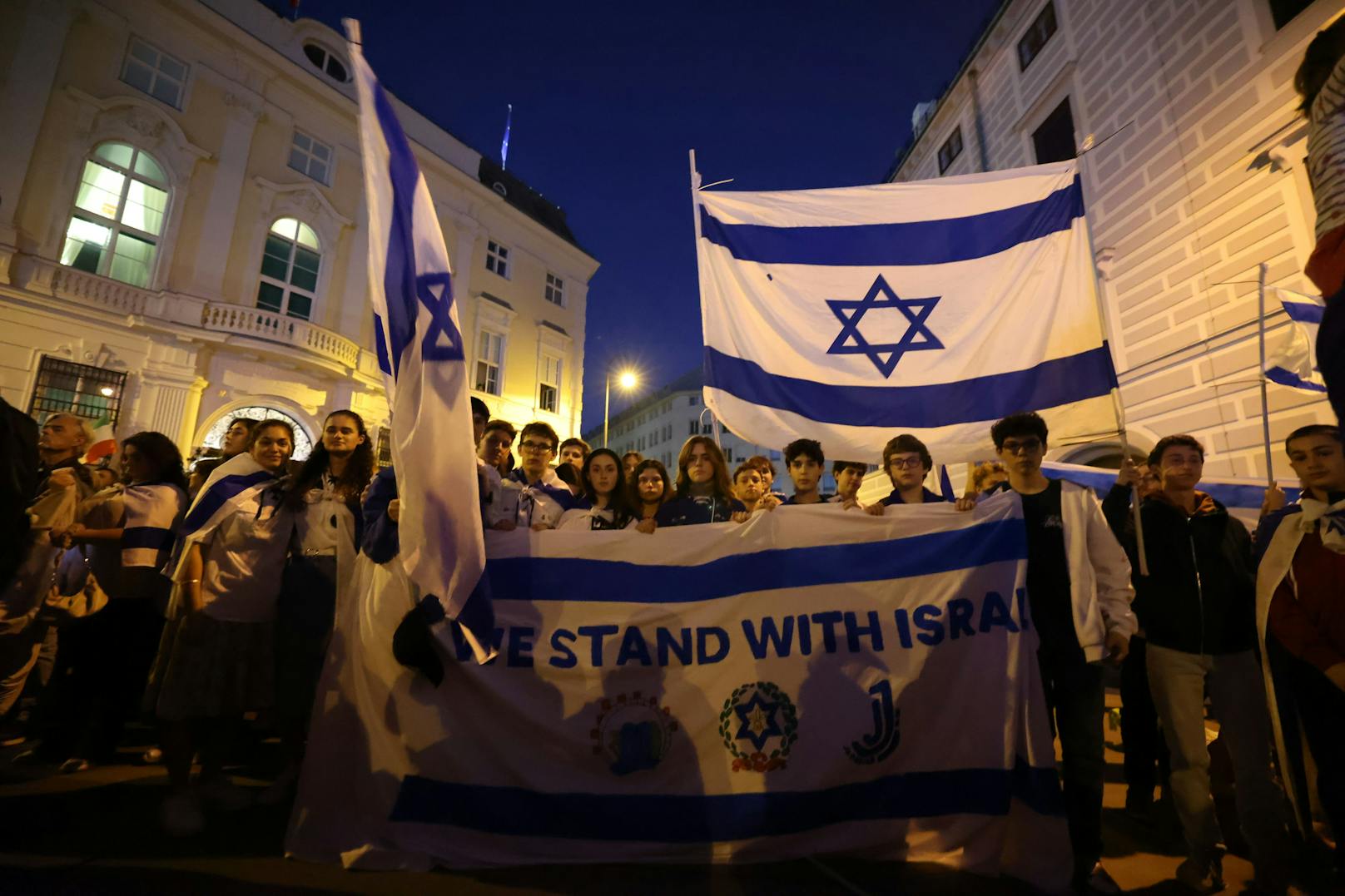 "We stand with Israel" ist das Motto der Gedenkfeier. 