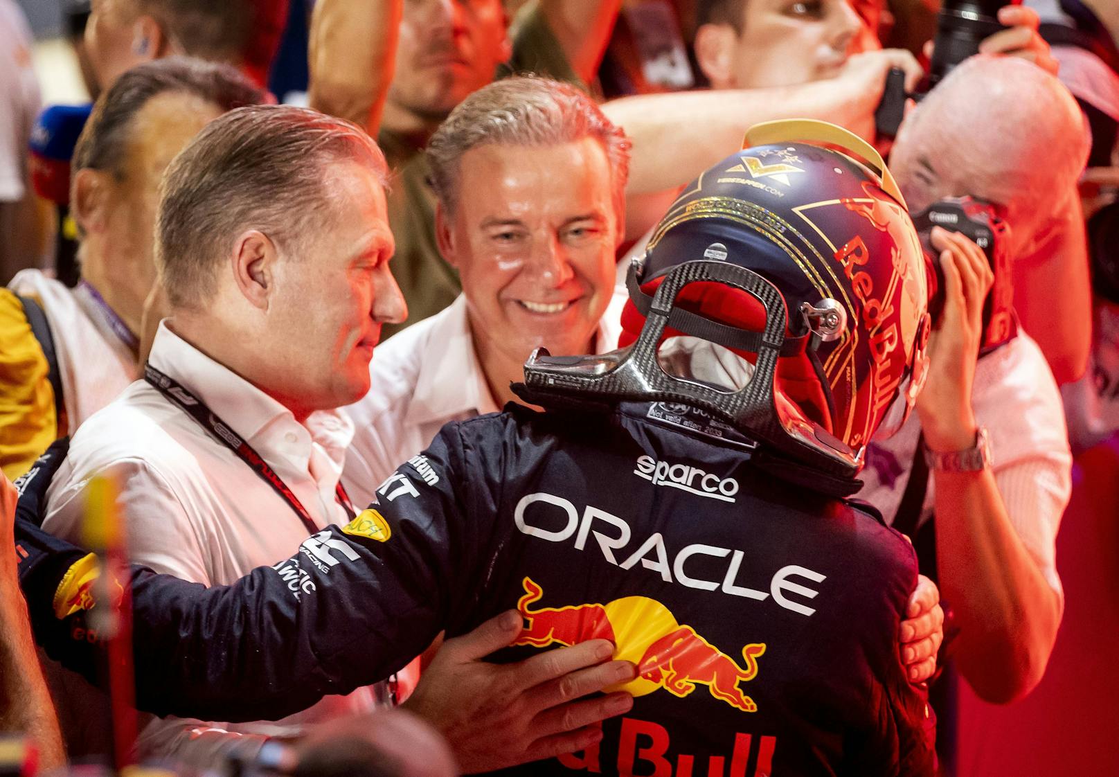 Jos Verstappen (von links), Manager Raymond Vermeulen und Weltmeister Max Verstappen.