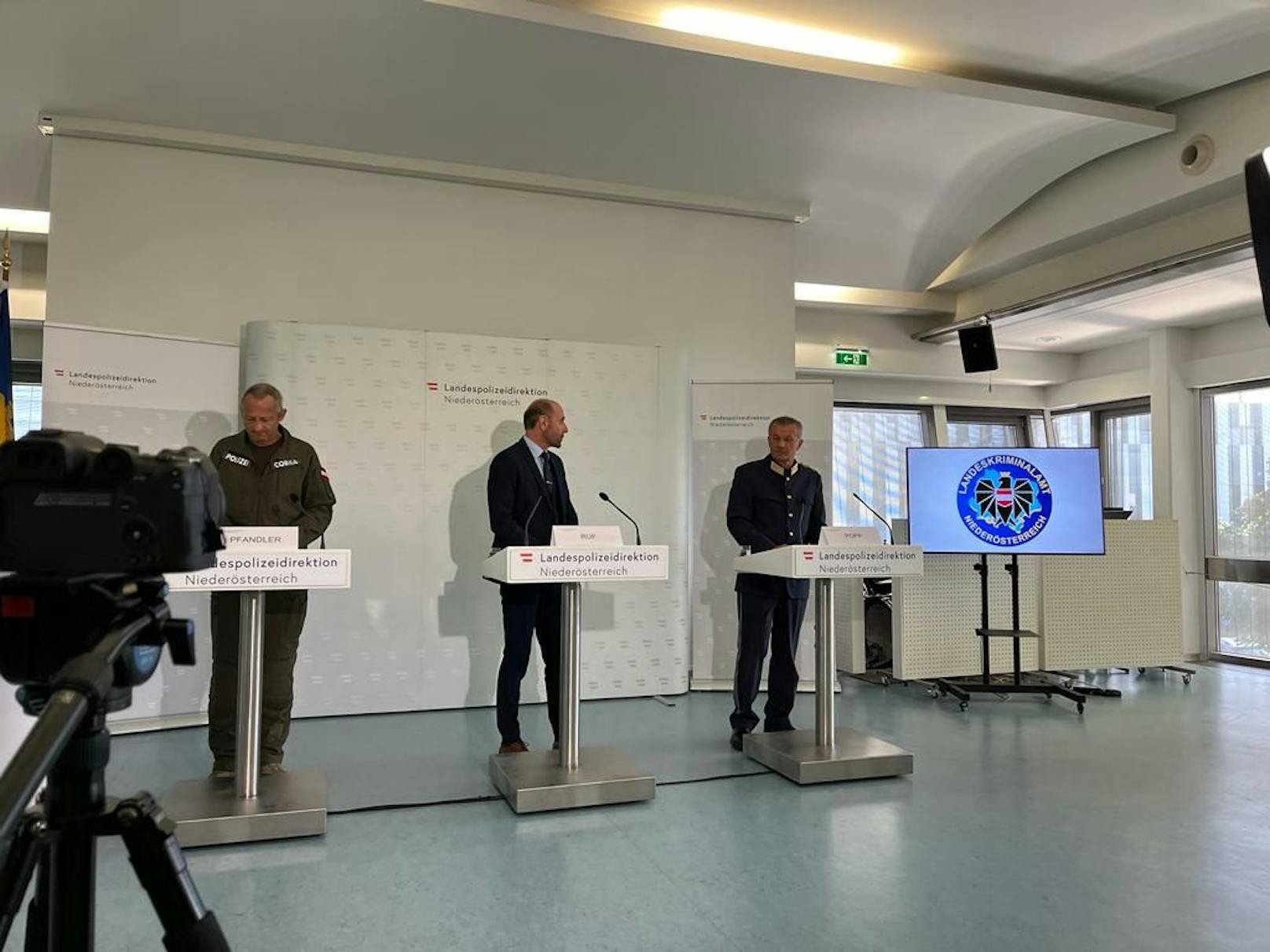 Landespolizeidirektor von NÖ, Franz Popp, Kripochef Stefan Pfandler und Detlef Polay (Cobra) berichteten heute, Mittwoch, von der Klärung.