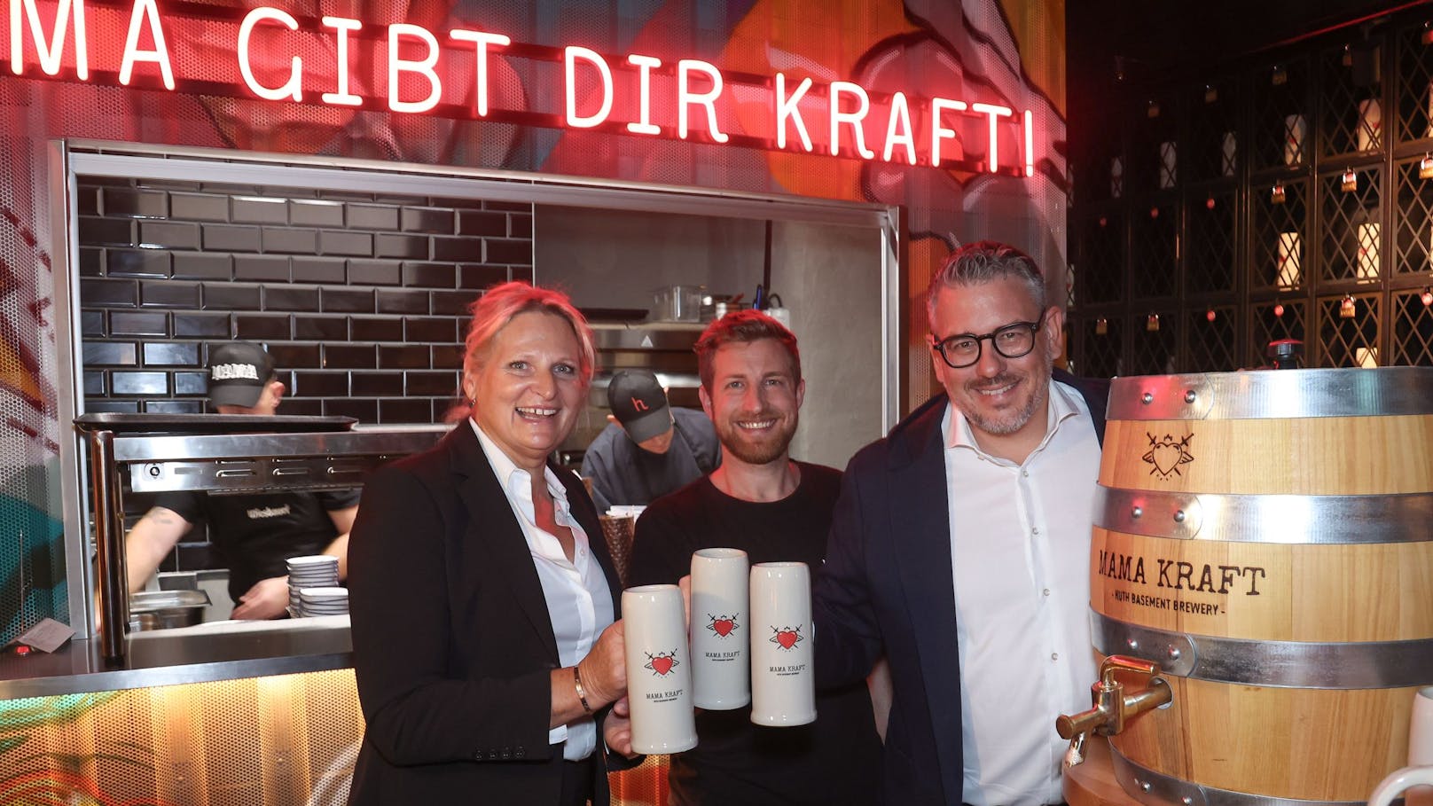Gabi und Robert Huth mit Sohn Moritz (Mitte) haben Wiens erste Fish and Chips Bar eröffnet.