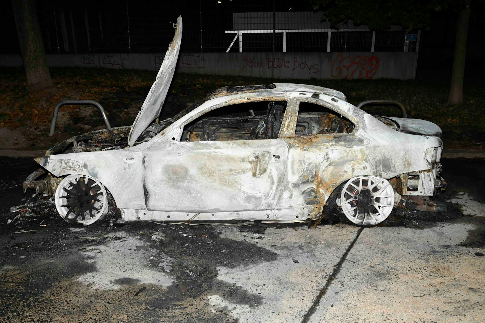 Das ausgebrannte Fahrzeug nach dem Coup am 6. Oktober 2023 in Markgrafneusiedl