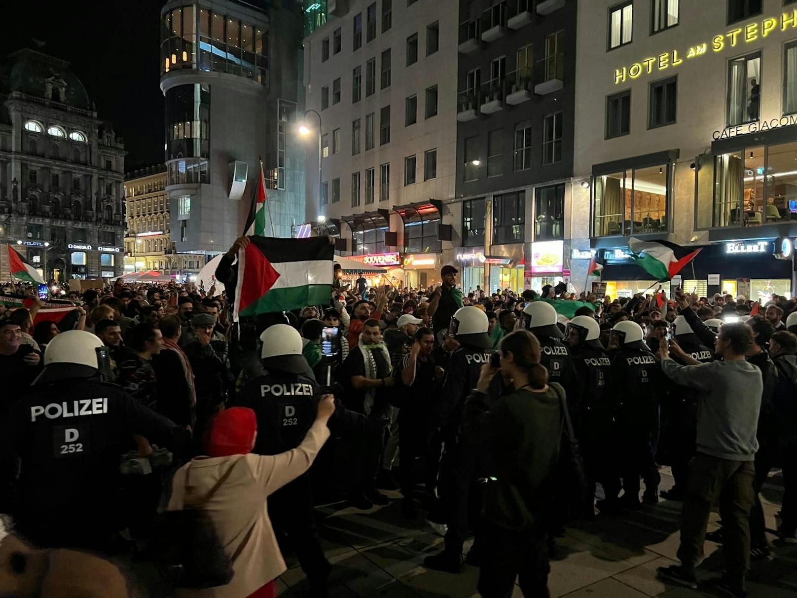 Kurz vor 20 Uhr griff die Polizei dann erstmals gegen einen Demonstranten vor.&nbsp;