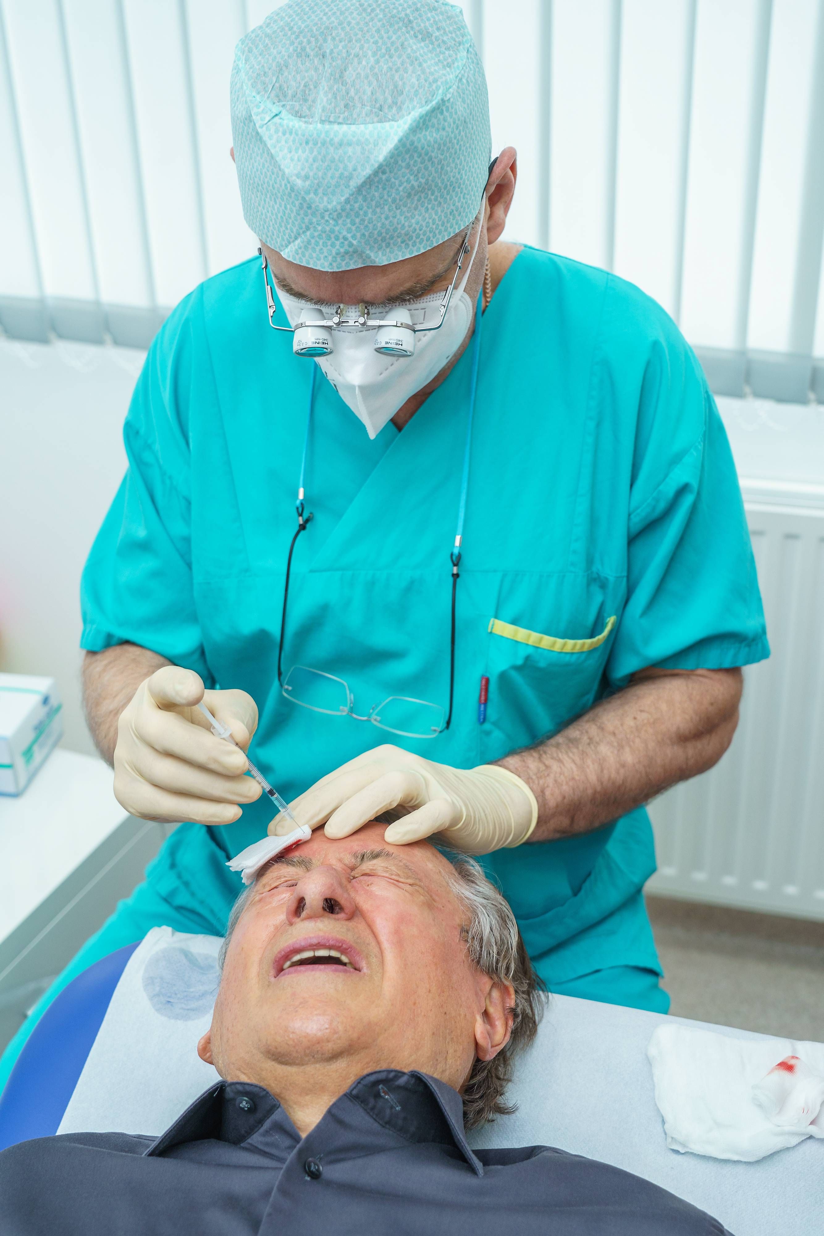 Au! Richard Lugner lässt sich einmal im Jahr beim Beauty-Doc Botox spritzen – aber nicht nur das.