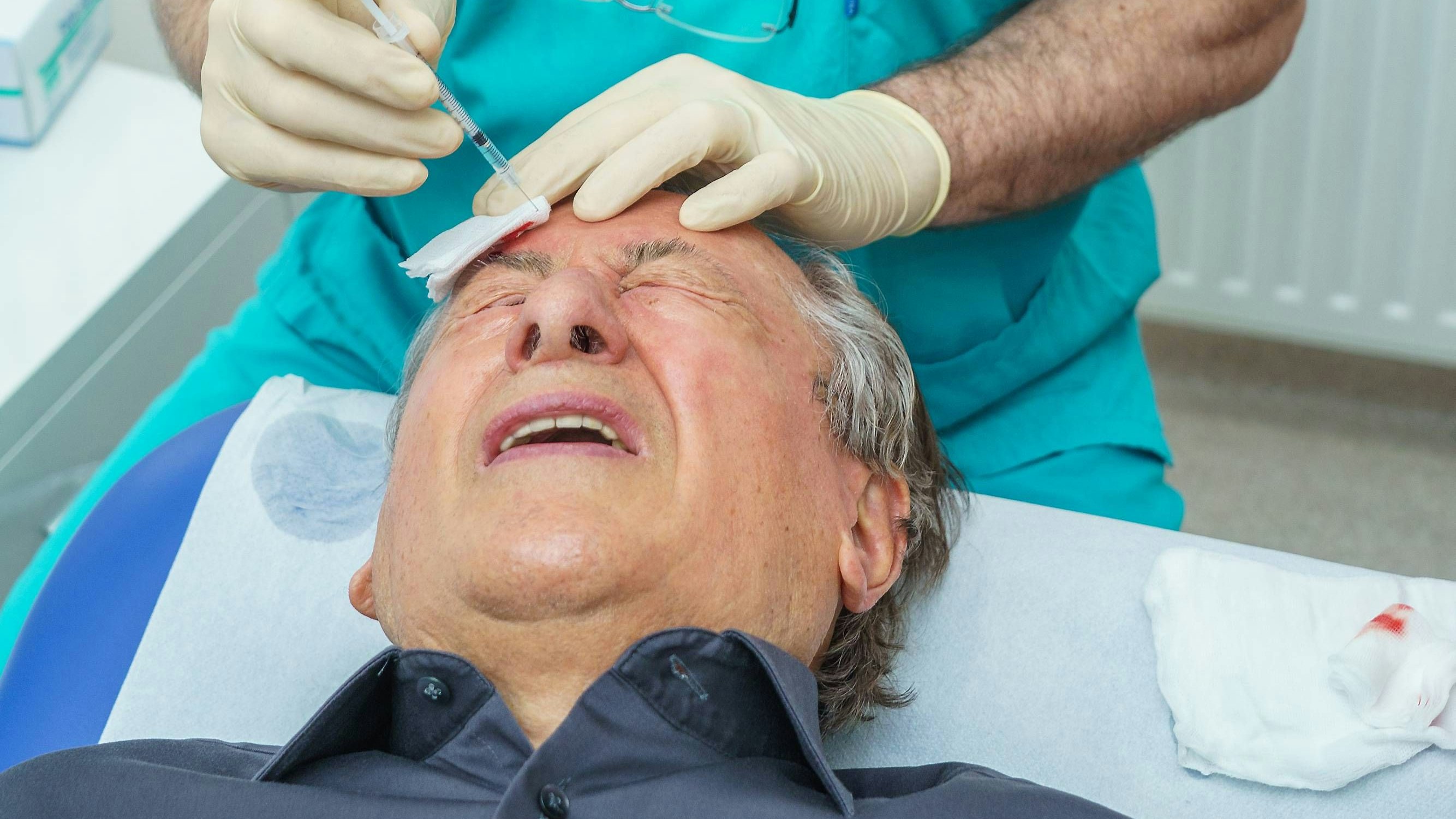 Heute.at - Lugner macht sich mit Blutwäsche wie der Putin fit