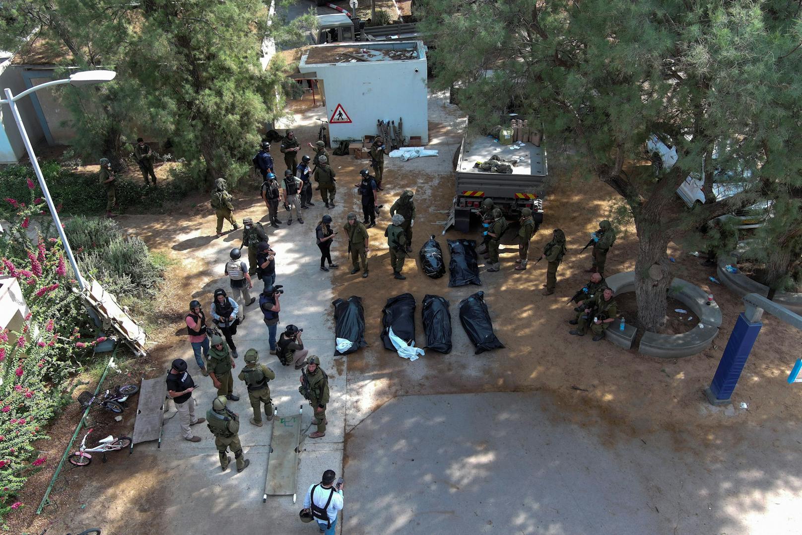 Nach dem Hamas-Massaker bergen israelische Soldaten im Kibbuz in Kfar Aza zahlreiche Leichen. 