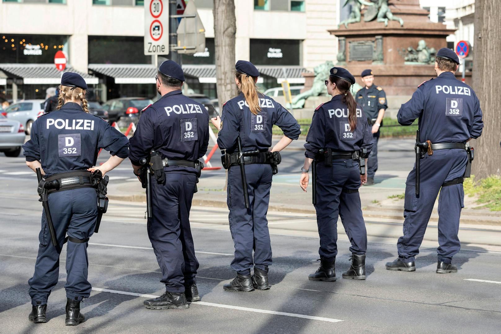 Die Polizei steht am Mittwochabend bei zwei Kundgebungen im Großeinsatz. (Archivbild)