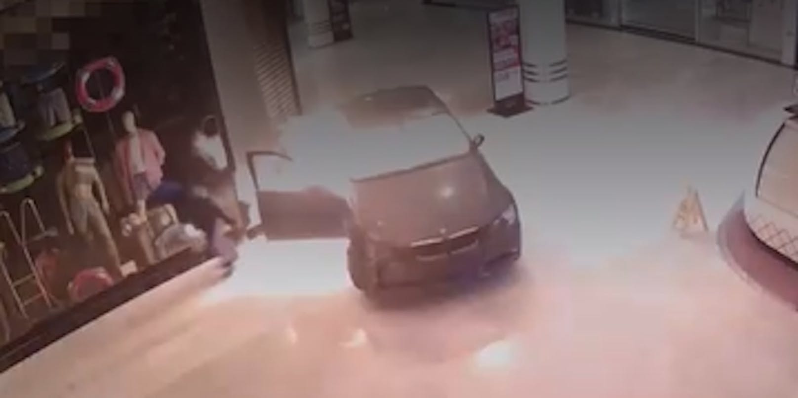 Nachdem der Mann mit dem BMW in die SCS gerast und damit einen Shop gerammt hatte, fackelte er das Auto und beinahe sich selbst ab.