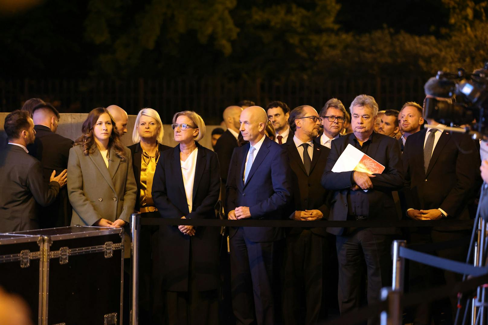 Mit Staatssekretärin Claudia Plakolm. Verteidigungsministerin Klaudia Tanner, NÖ-Landeshauptfrau Johanna Mikl Leitner, Wirtschaftsminister Martin Kocher, Außenminister Alexander Schallenberg, Bildungsminister Martin Polaschelk und Vizekanzler Werner Kogler nahmen hochrangige Vertreter aus der Politik an der Gedenkfeier teil (v.l.n.r.).