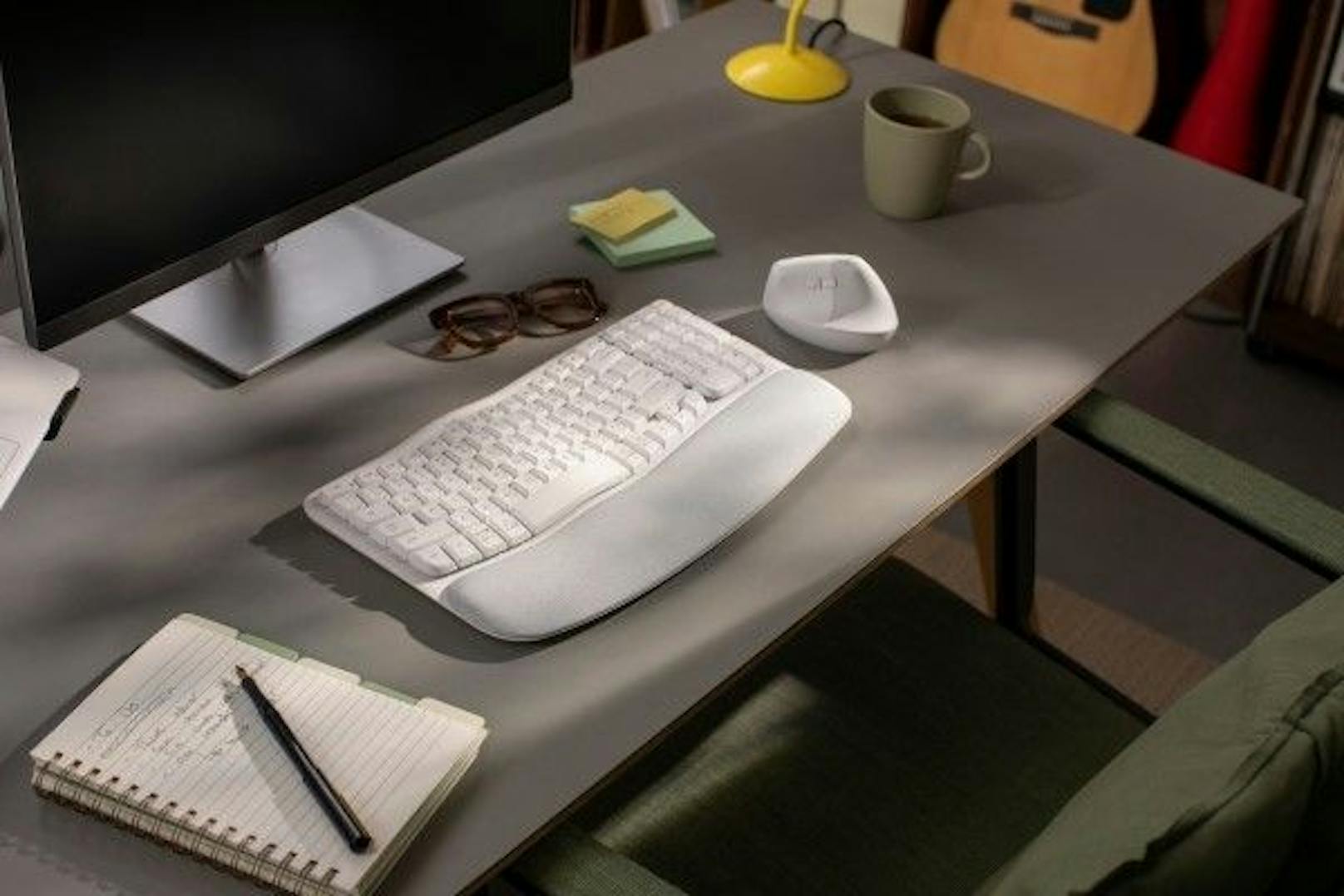 Logitech präsentiert Wave Keys, eine neue ergonomische Tastatur, die das Wohlbefinden am Schreibtisch steigert.