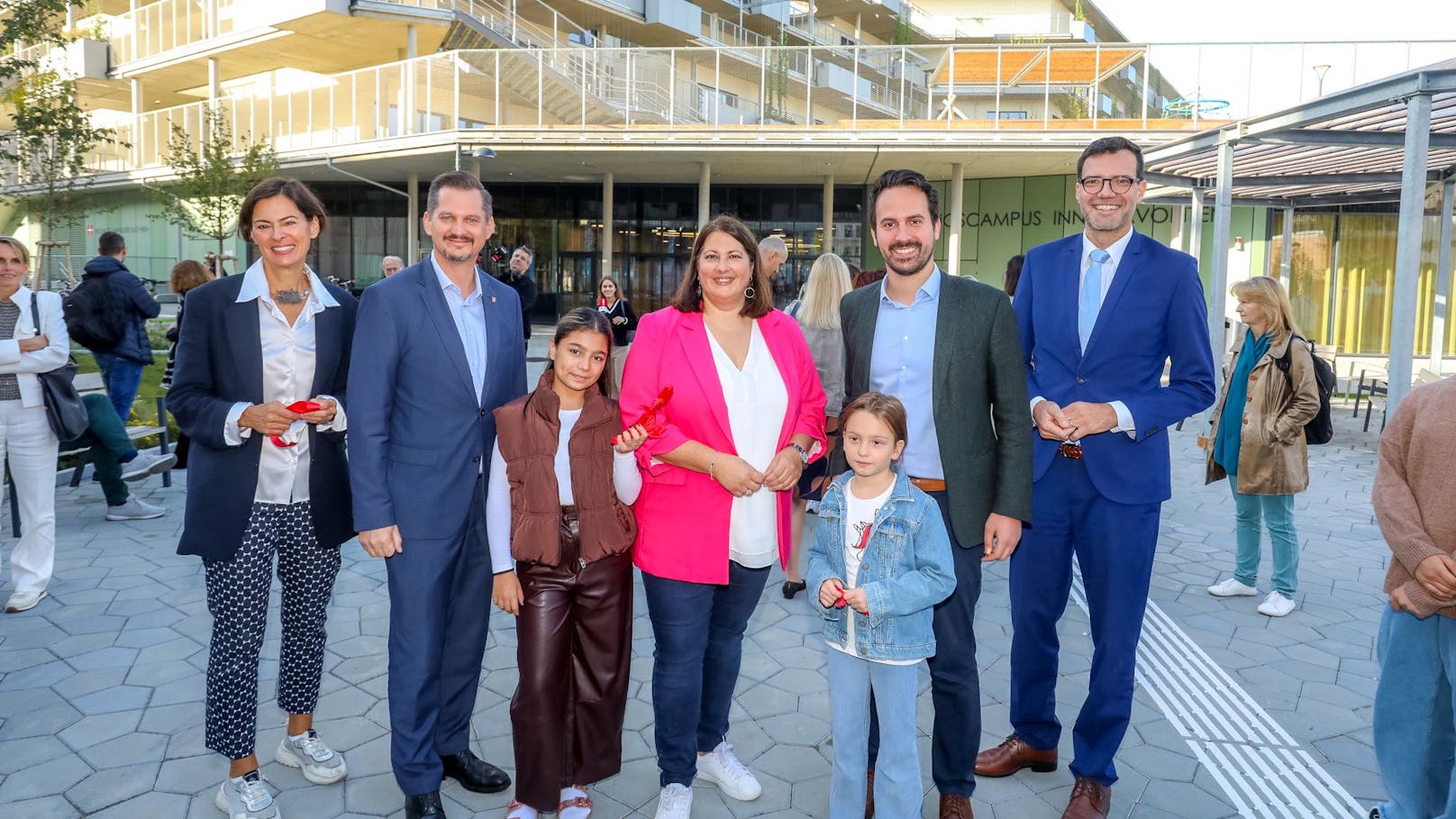 Favoritens Bezirksvorsteher Marcus Franz (SPÖ), Vizebürgermeisterin Kathrin Gáal (SPÖ), Vizebürgermeister Christoph Wiederkehr (Neos) und Bildungsdirektor Heinrich Himmer (v. li.) bei der Eröffnung mit großen und kleinen Gästen.&nbsp;